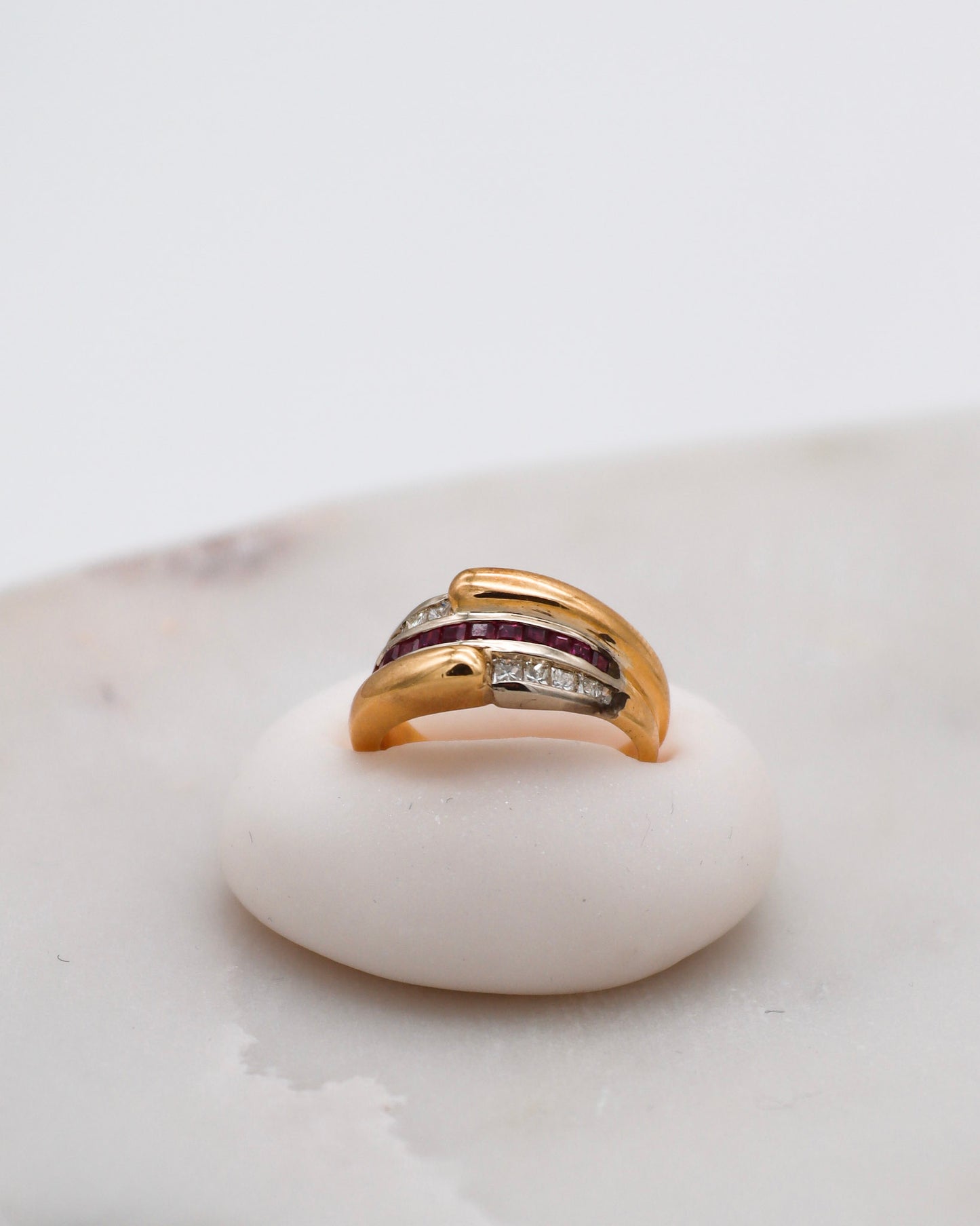 Vintage-Ring Cleo mit 0.40ct Rubinen & 0.40ct Brillanten im Princess Cut, gefasst in 585er Gelbgold – erhältlich in München und Augsburg