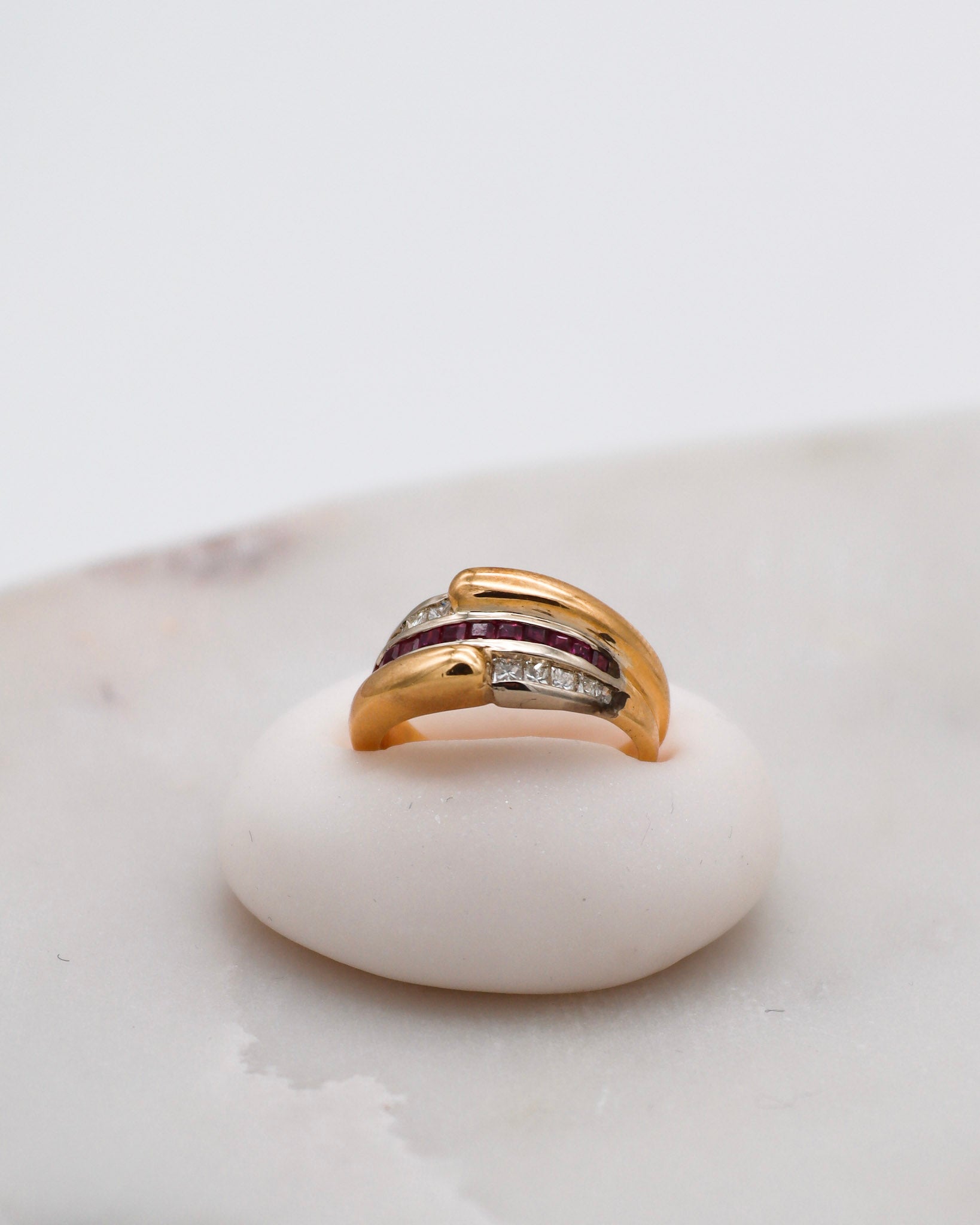 Vintage-Ring Cleo mit 0.40ct Rubinen & 0.40ct Brillanten im Princess Cut, gefasst in 585er Gelbgold – erhältlich in München und Augsburg