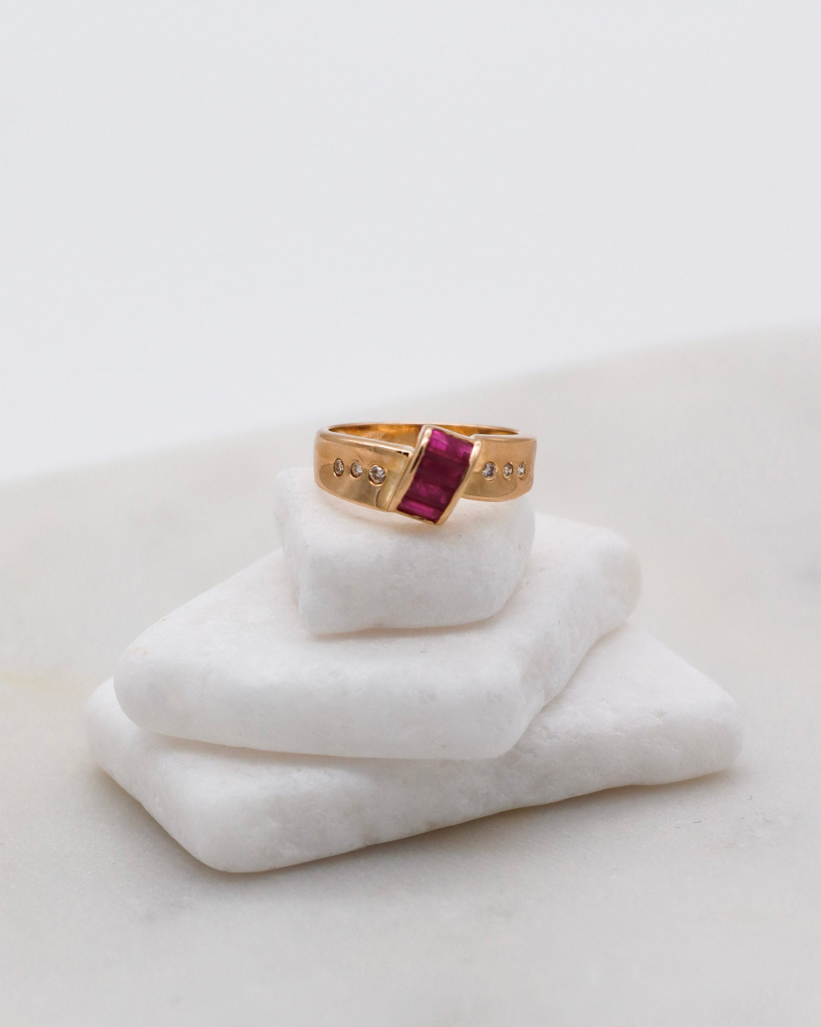 Vintage-Ring Joni mit 0.95ct Rubinen & 0.08ct Brillanten in 585er Gelbgold, Invisible & Bezel Setting – erhältlich in München und Augsburg