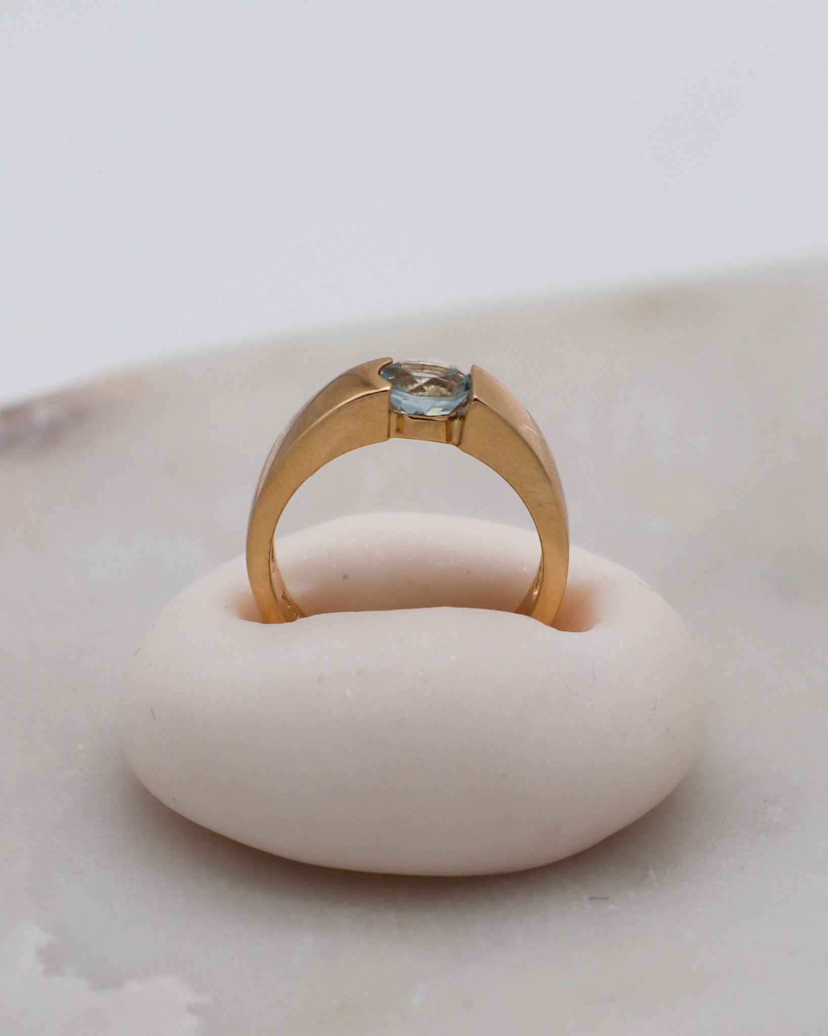 Vintage-Ring Julie mit 0.5ct rundem Aquamarin und Spangring-Fassung in 585er Gelbgold – erhältlich in München und Augsburg