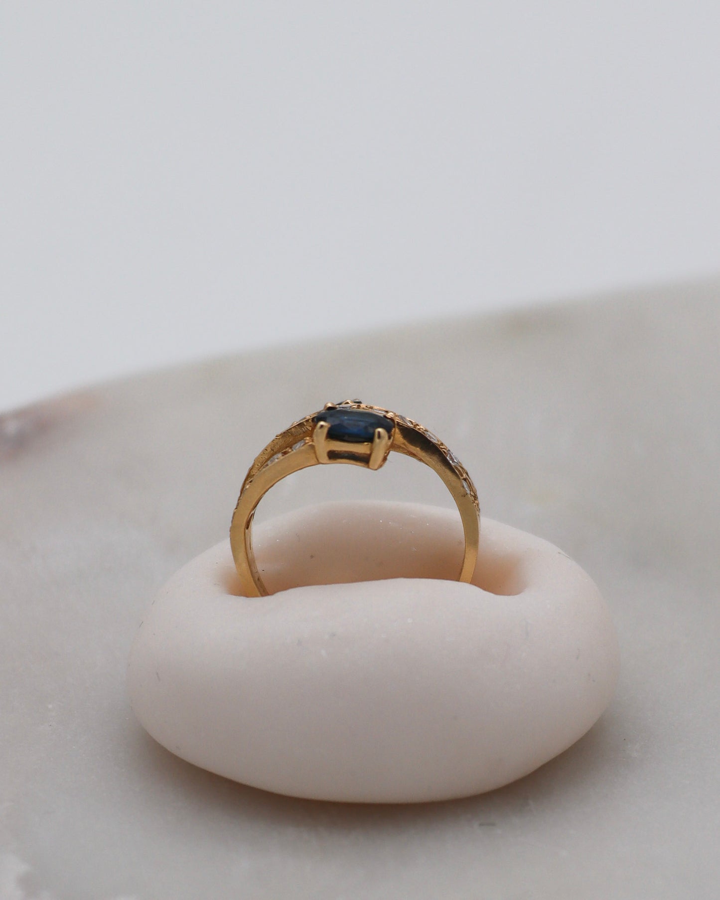 Vintage-Ring Shirley mit 0.80ct Saphiren & 0.42ct Brillanten, geteilte Ringschiene aus 585er Gelbgold – erhältlich in München und Augsburg

