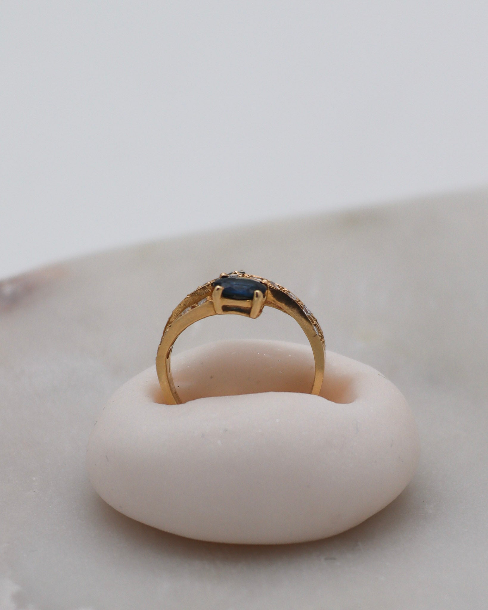 Vintage-Ring Shirley mit 0.80ct Saphiren & 0.42ct Brillanten, geteilte Ringschiene aus 585er Gelbgold – erhältlich in München und Augsburg

