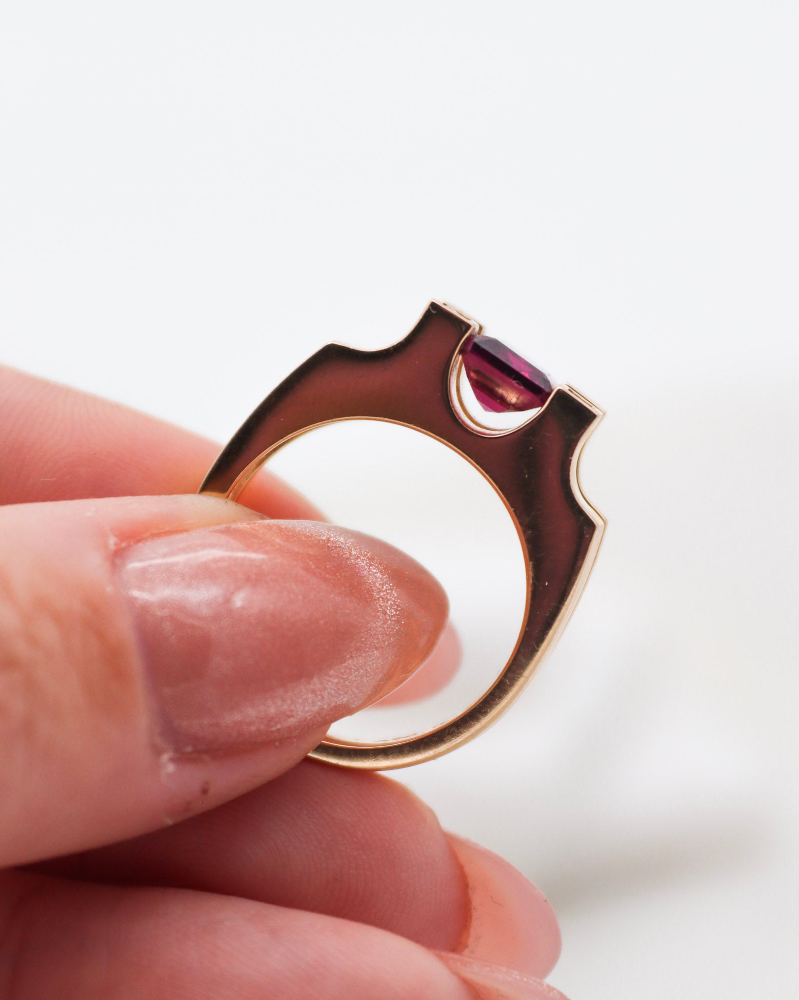 Vintage-Ring Golda mit 0.5ct Marquise-Granat, Halo aus Brillanten & weiteren Granaten in 585er Gelbgold – erhältlich in München und Augsburg

