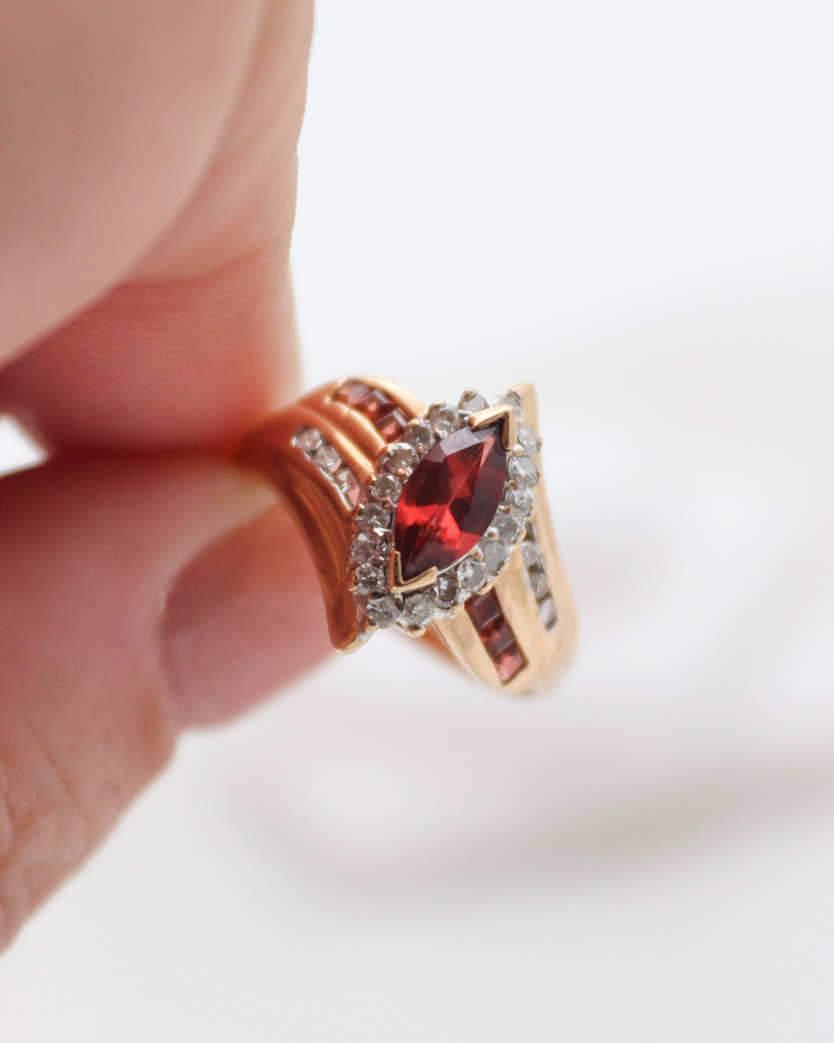 Vintage-Ring Claudia mit 0.5ct Marquise-Granat, Brillanten & Princess Cut Granaten in 585er Gelbgold – erhältlich in München und Augsburg

