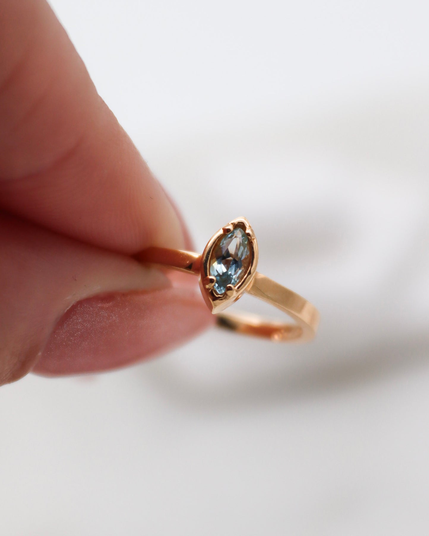 Vintage-Ring Patsy mit 0.20ct marquiseschliffenem Topas in Hybridfassung aus 585er Gelbgold – erhältlich in München und Augsburg