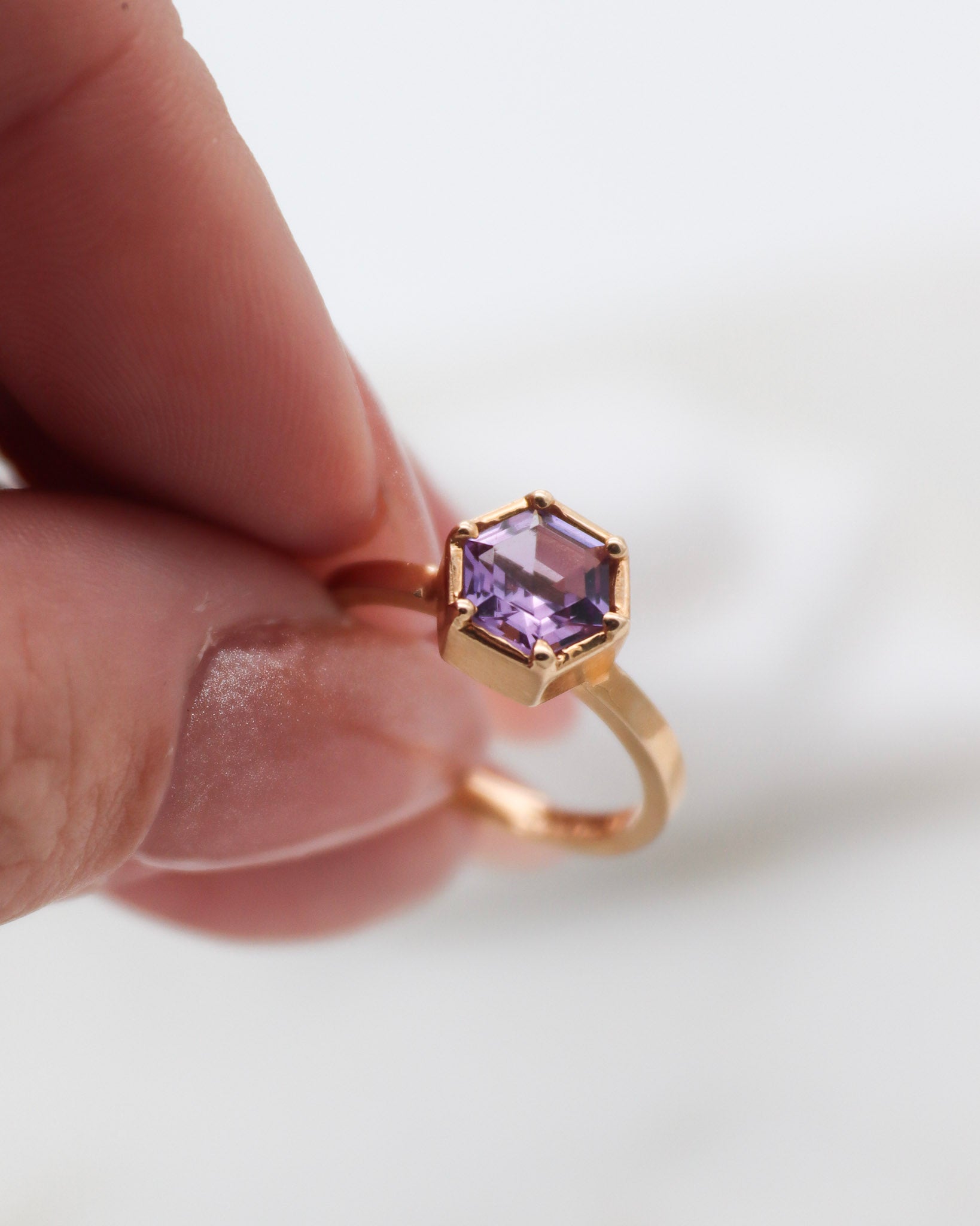 Vintage-Ring Delia mit 0.70ct Hexagon-Amethyst in Bezel- und Krappenfassung aus 585er Gelbgold – erhältlich in München und Augsburg