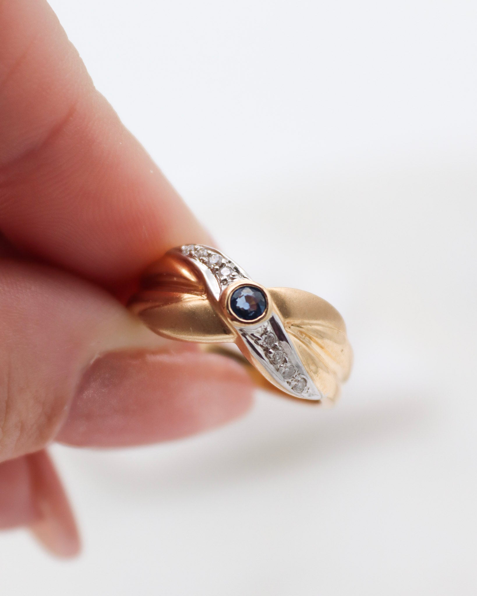 Vintage-Ring Margarethe mit 0.16ct Saphir & 0.08ct Brillanten in matter Bicolor-Optik aus 585er Gelb- und Weißgold – erhältlich in München und Augsburg