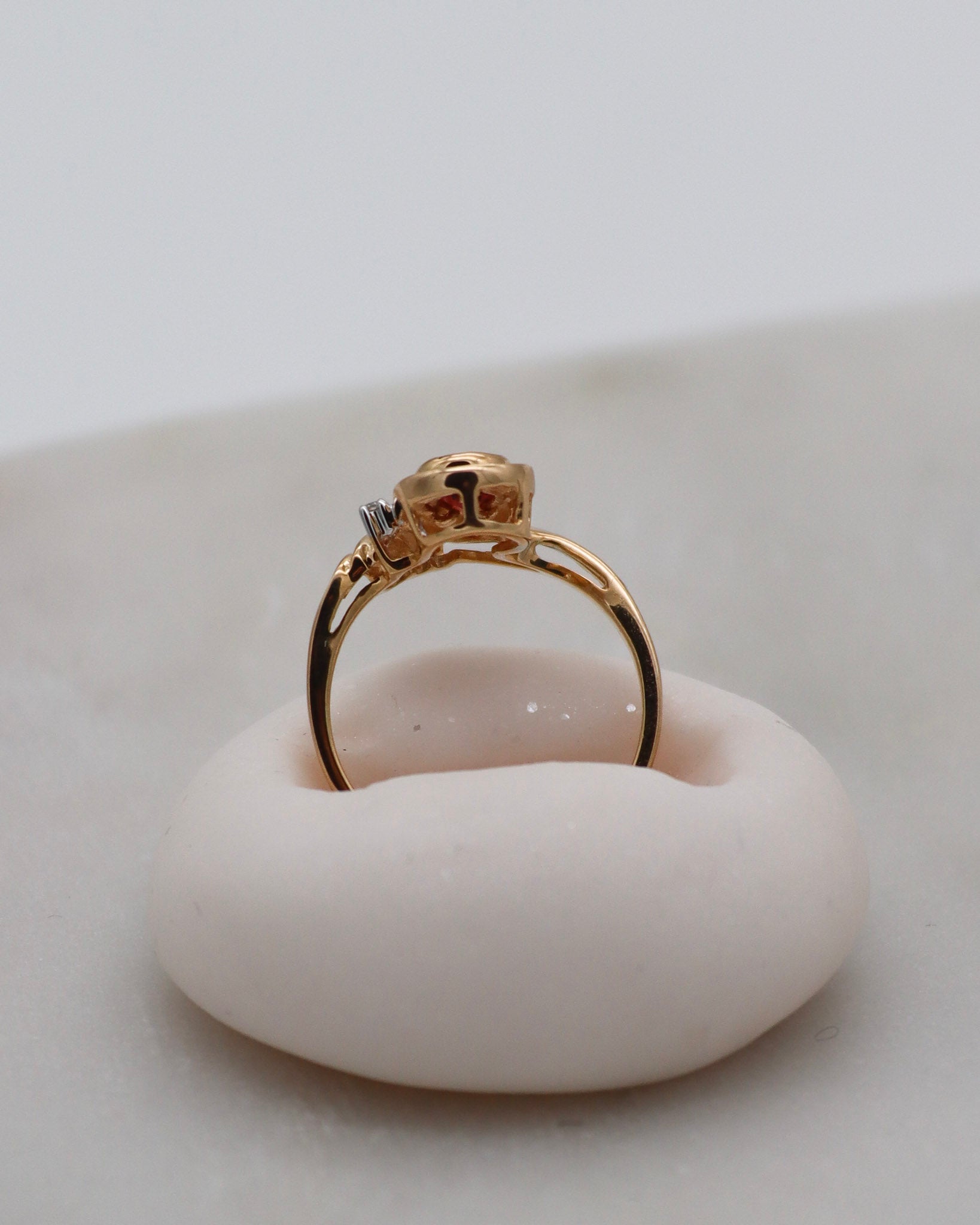 Vintage-Ring Helen mit 0.20ct Pear-Granat & 0.01ct Diamant in Bezel-Fassung aus 585er Gelbgold – erhältlich in München und Augsburg