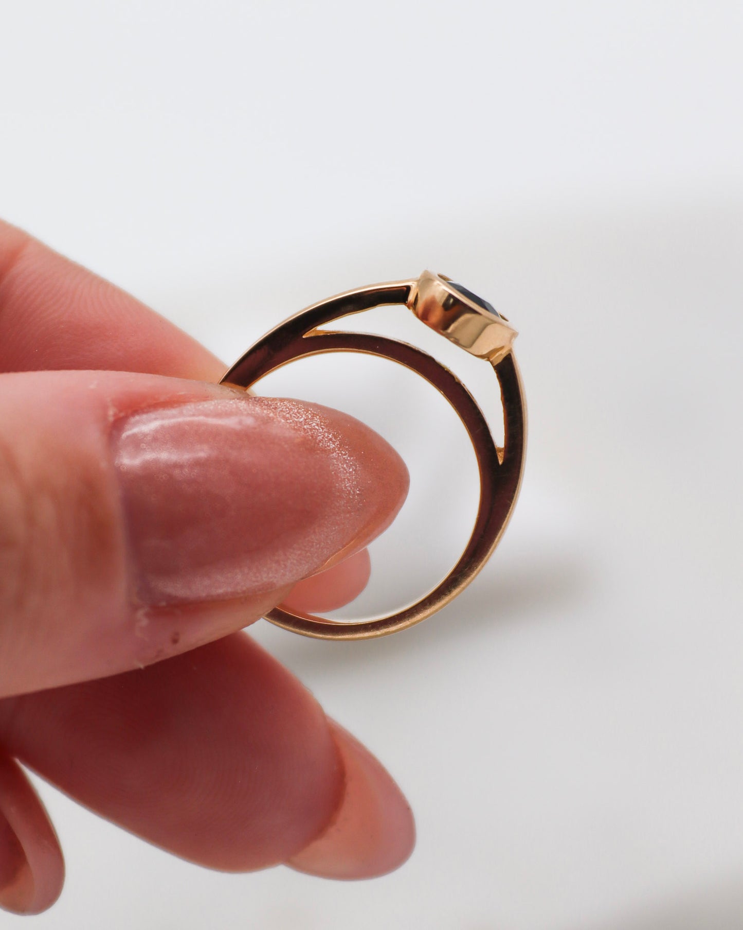 Vintage-Ring Debbie mit 0.70ct grünem Turmalin in Bezel-Fassung und Cathedral-Stil, gefertigt aus 585er Gelbgold – erhältlich in München und Augsburg