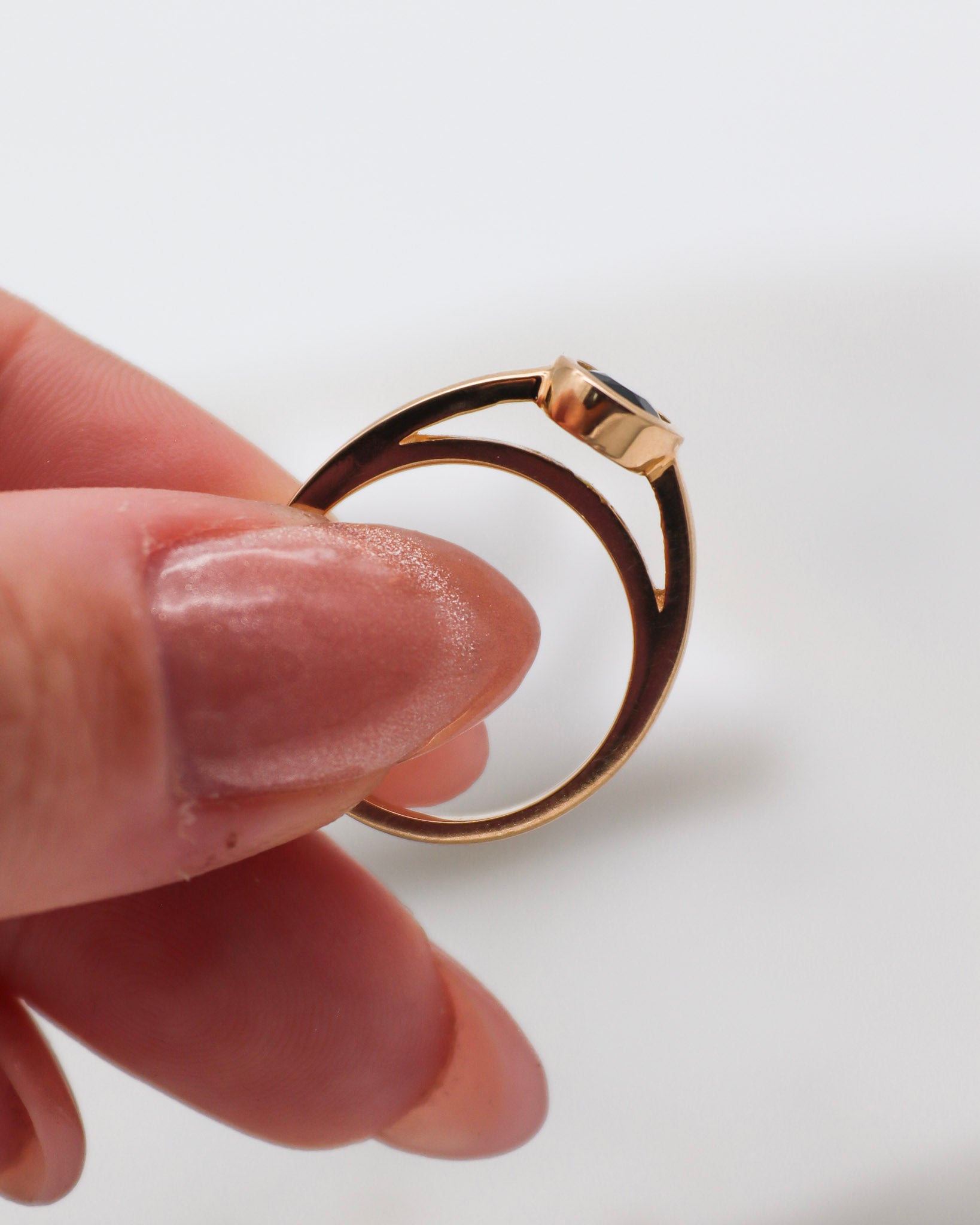 Vintage-Ring Debbie mit 0.70ct grünem Turmalin in Bezel-Fassung und Cathedral-Stil, gefertigt aus 585er Gelbgold – erhältlich in München und Augsburg