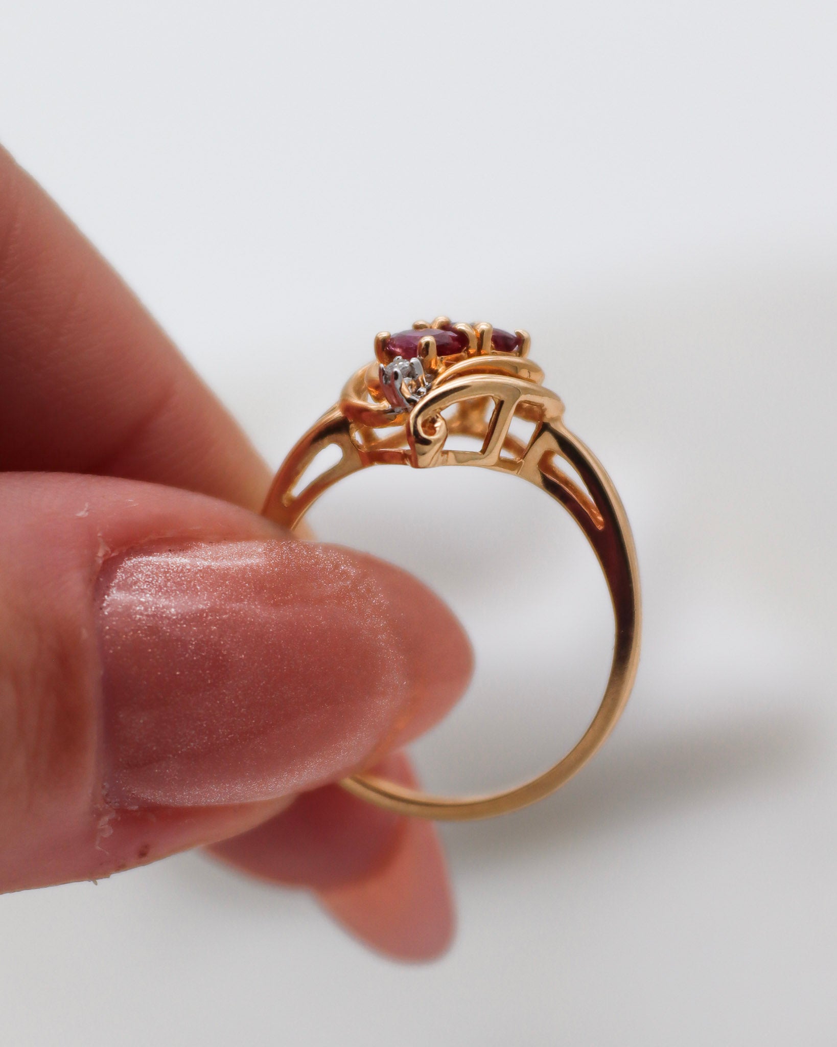 Vintage-Ring Rita mit 0.50ct Rubinen & 0.02ct Brillanten im Ovalschliff, gefasst in 585er Gelbgold – erhältlich in München und Augsburg