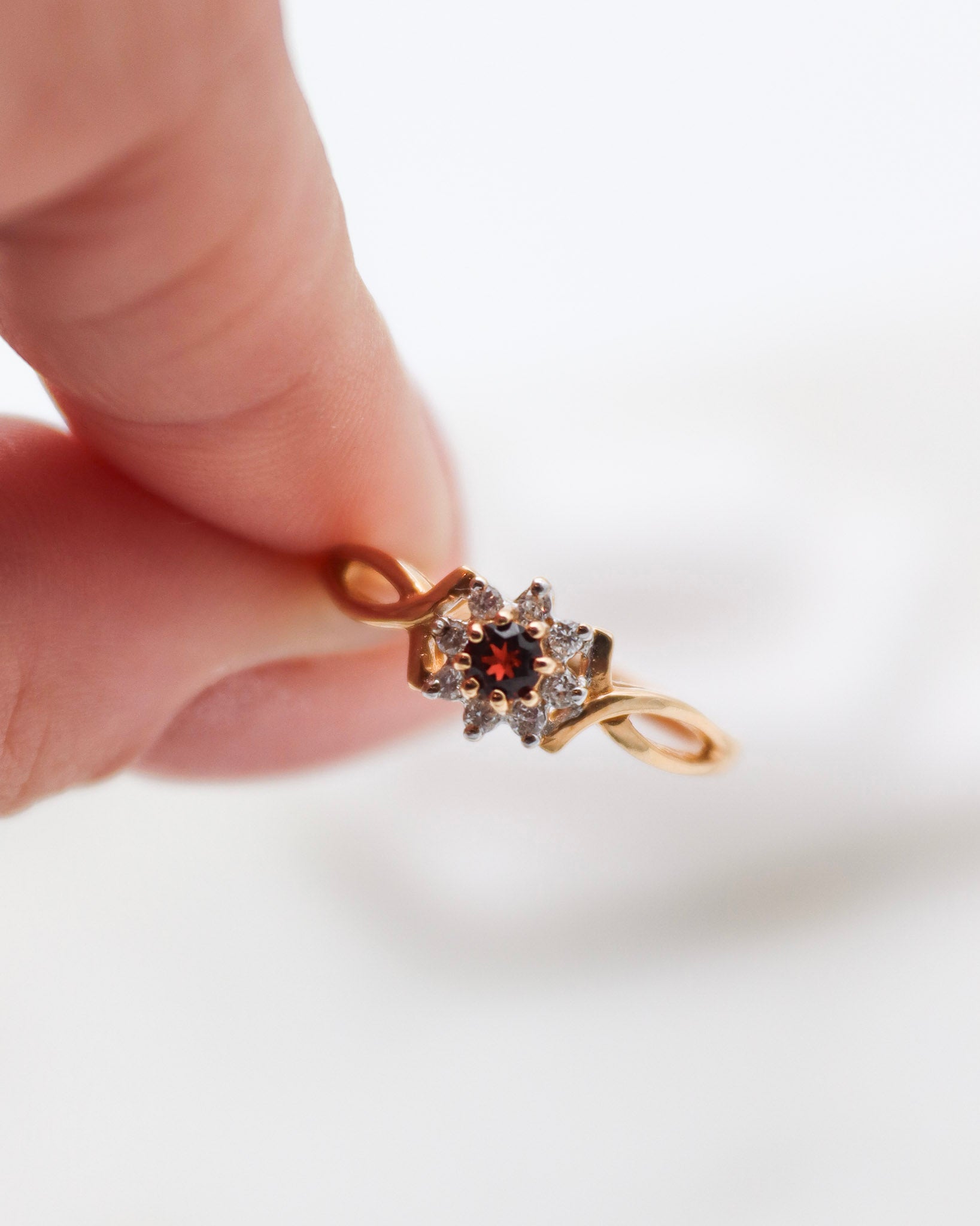 Vintage-Ring Alma mit 0.05ct Granat & 0.08ct Diamanten, gedrehte Ringschiene in 585er Gelbgold – erhältlich in München und Augsburg