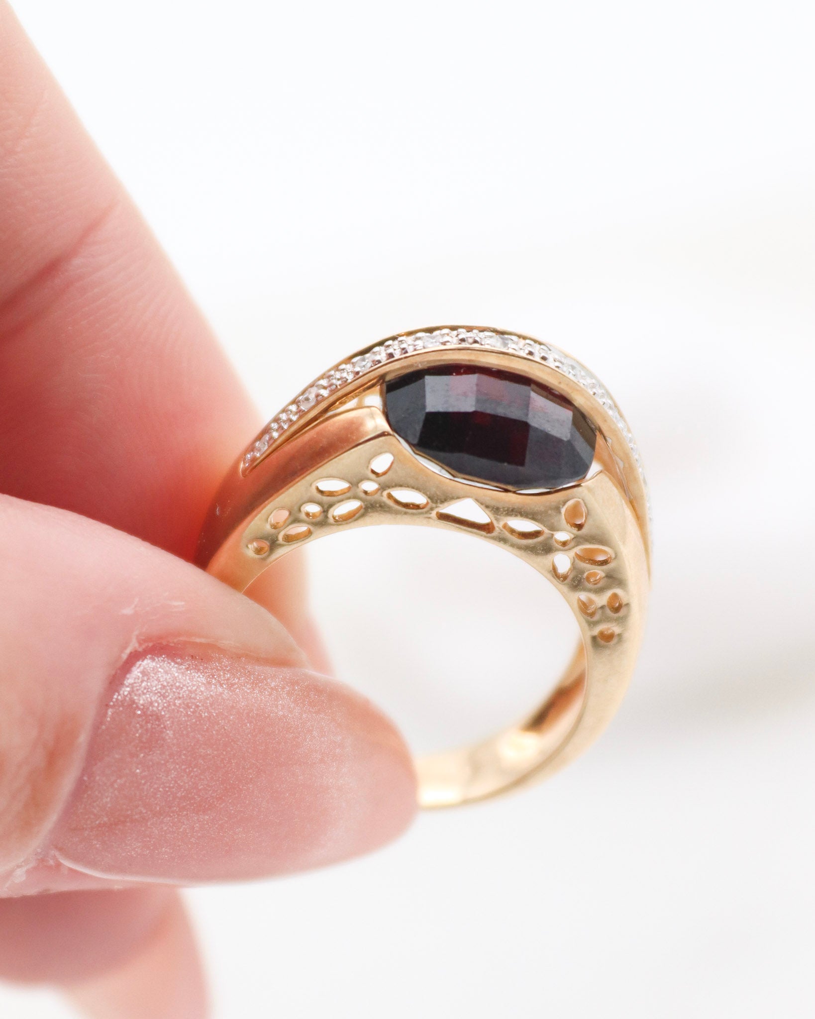 Vintage-Ring Catherine mit 3ct Cushion-Granat & 0.06ct Brillanten in 585er Gelbgold, asymmetrisches Design – erhältlich in München und Augsburg