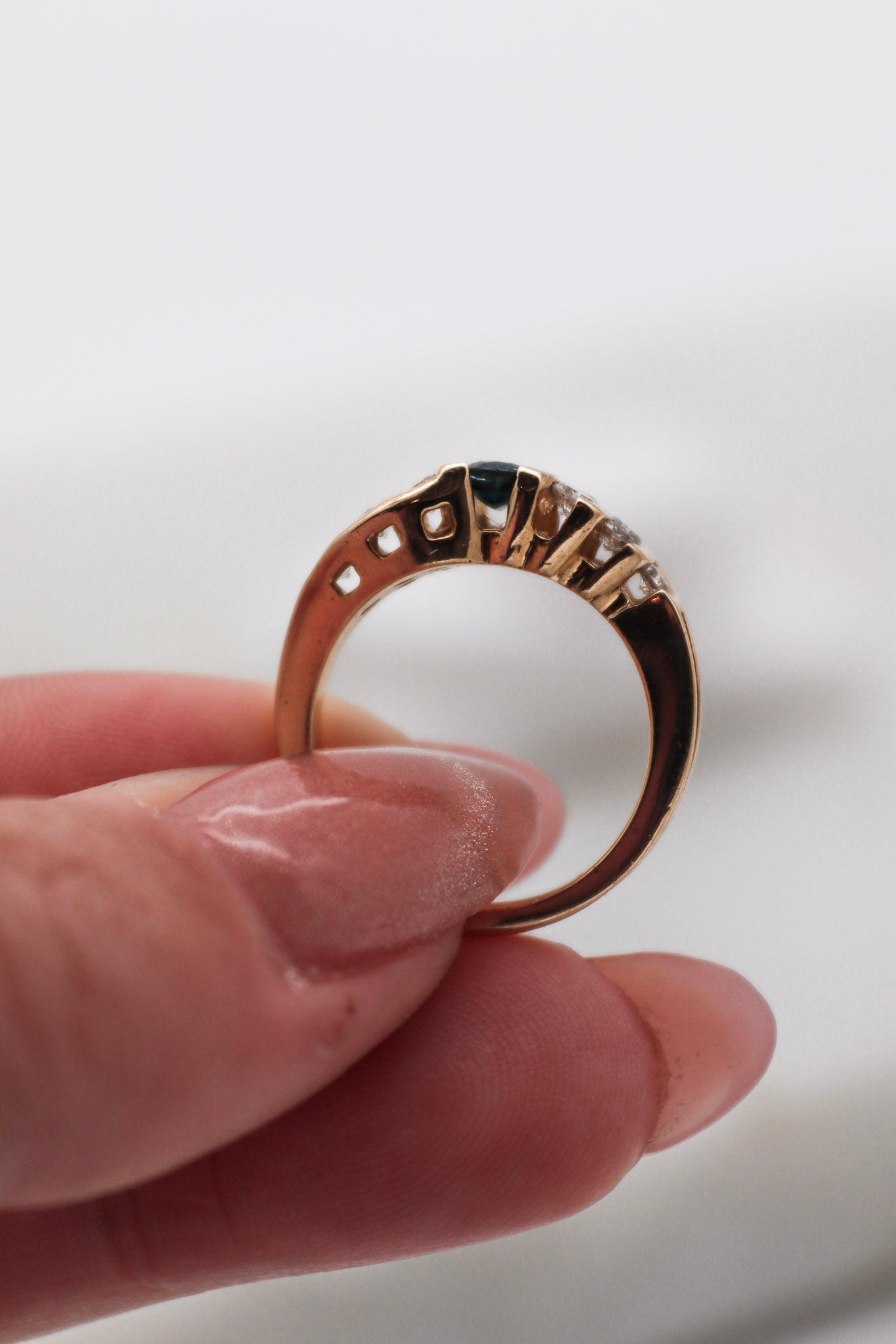 Vintage-Ring Doris mit 0.65ct Saphir & 0.50ct Brillanten in 585/-Gelbgold, geschwungene Ringschiene – erhältlich in München und Augsburg