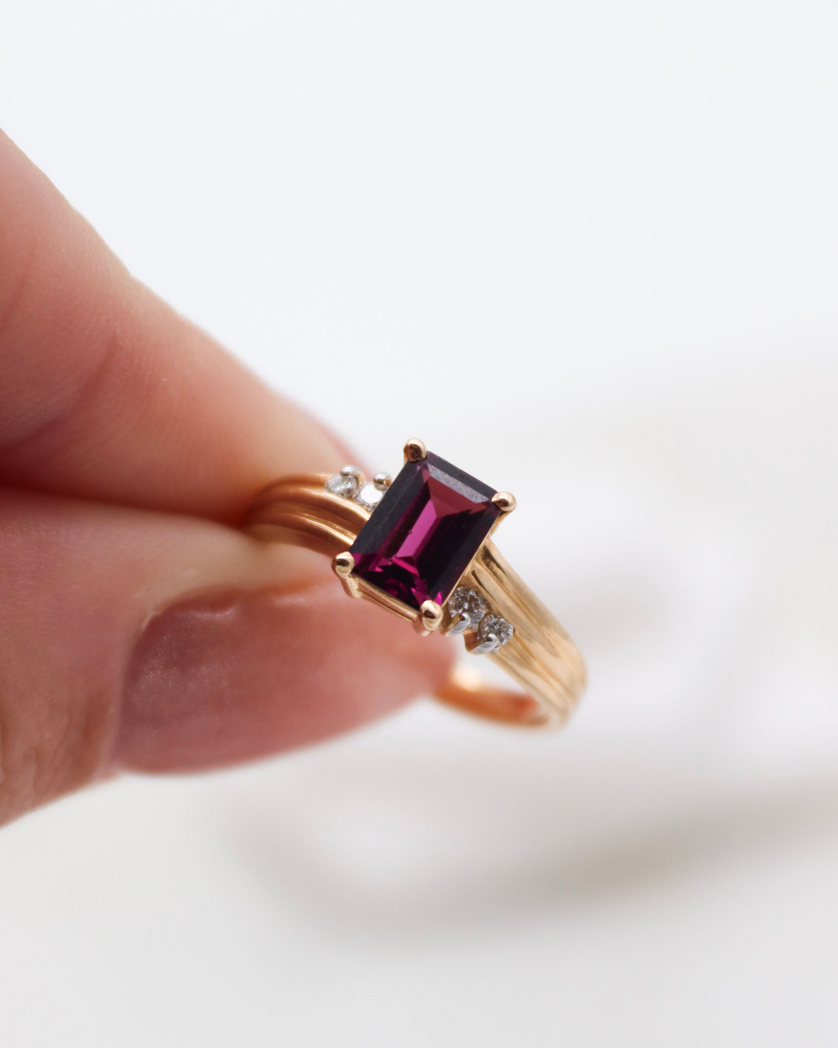 Vintage-Ring Florence mit 0.5ct Rhodolith & 0.06ct Brillanten im Baguette-Design aus 585/-Gelbgold – erhältlich in München und Augsburg