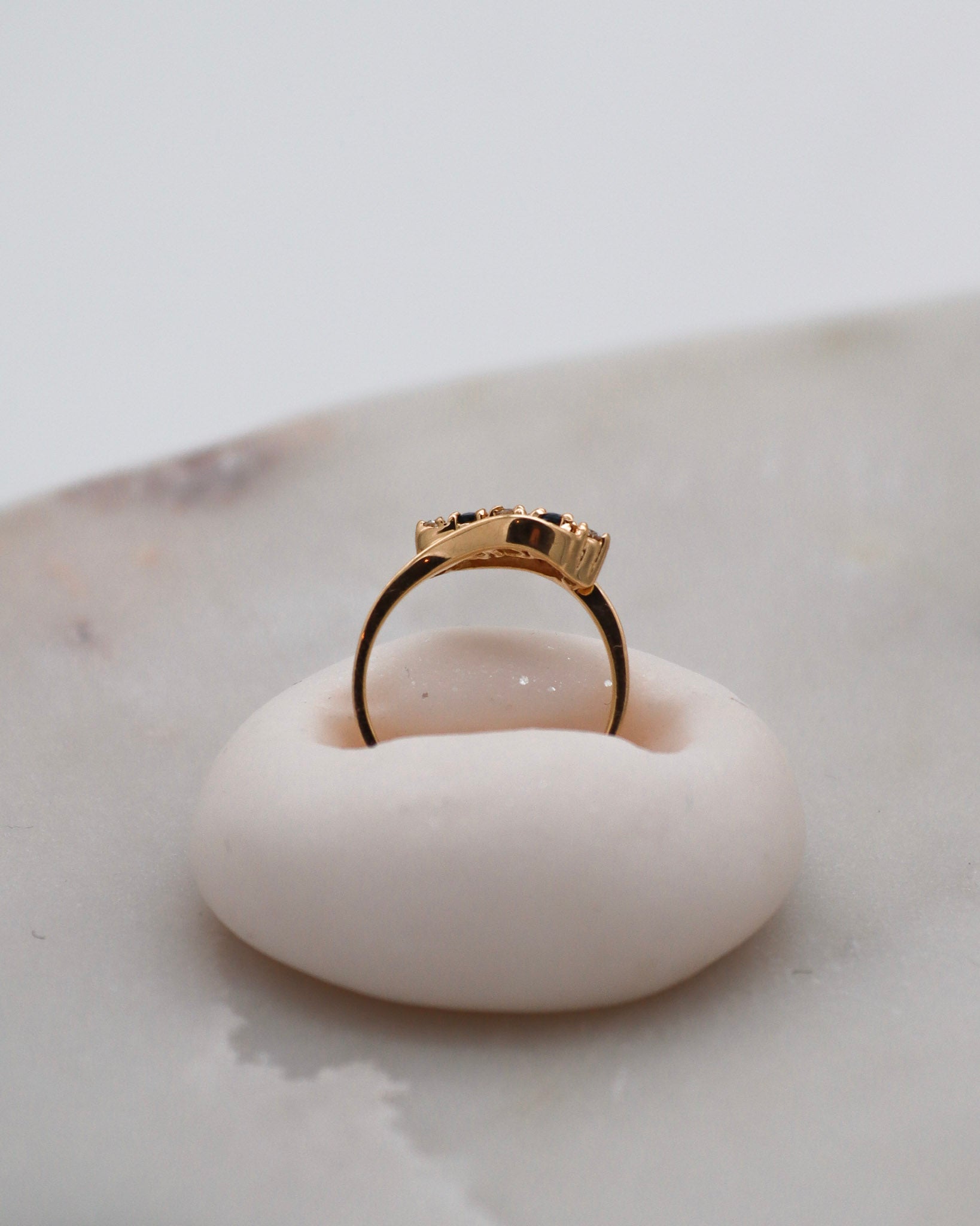 Vintage-Ring Gertrude mit 0.15ct Saphiren & 0.10ct Brillanten, florale Ringschiene aus 585/-Gelbgold – erhältlich in München und Augsburg