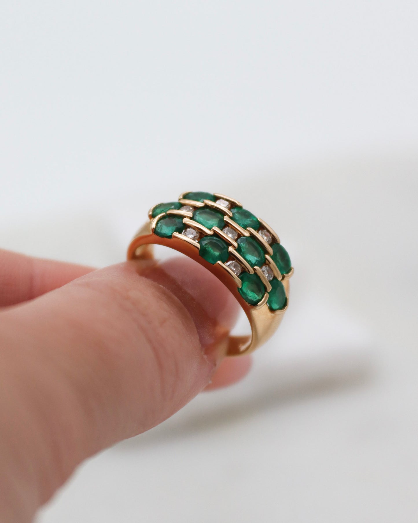 Vintage-Ring Harriet mit 0.73ct Smaragden & 0.18ct Brillanten, breite Art-Déco-Ringschiene aus 585/-Gelbgold – erhältlich in München und Augsburg