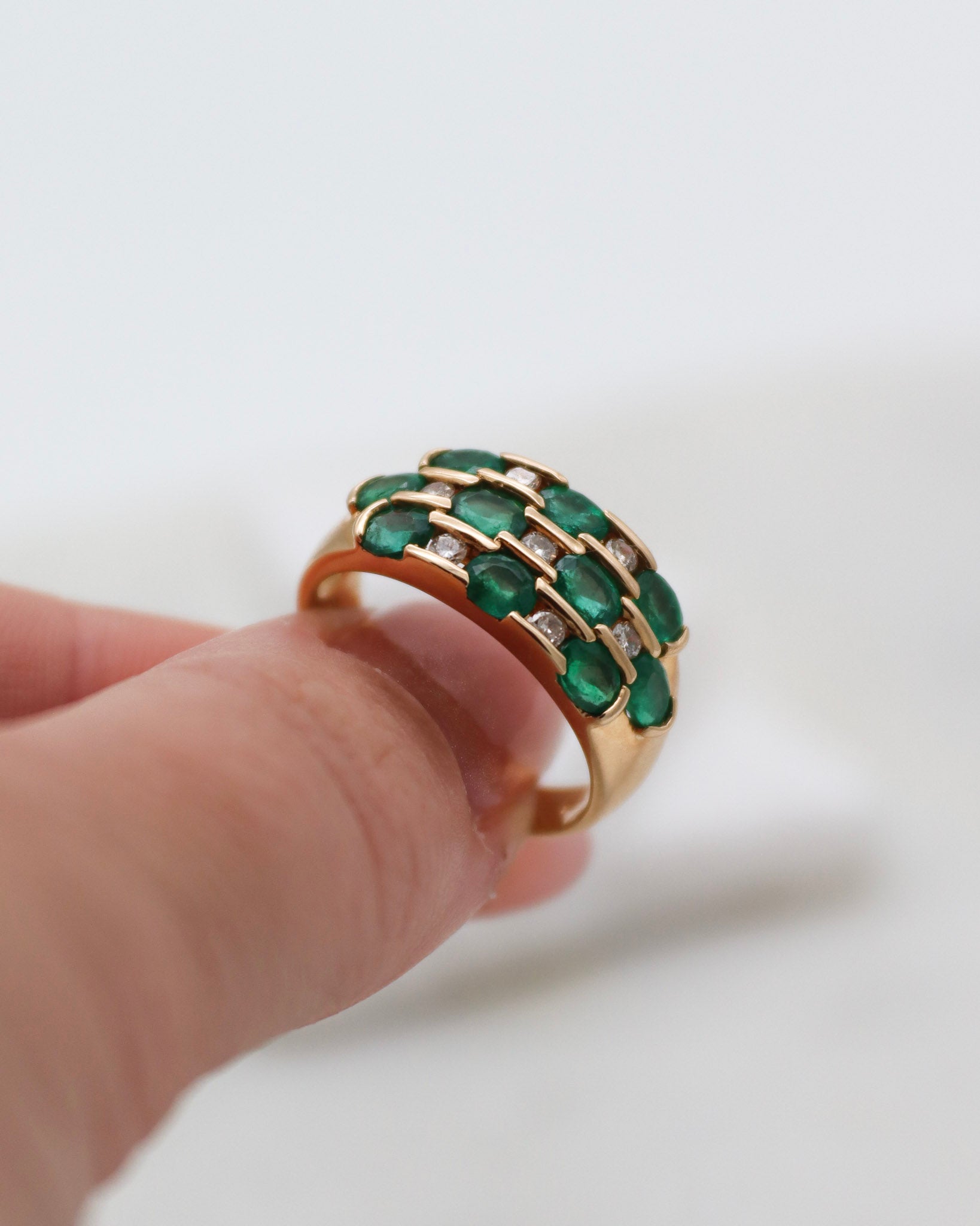 Vintage-Ring Harriet mit 0.73ct Smaragden & 0.18ct Brillanten, breite Art-Déco-Ringschiene aus 585/-Gelbgold – erhältlich in München und Augsburg