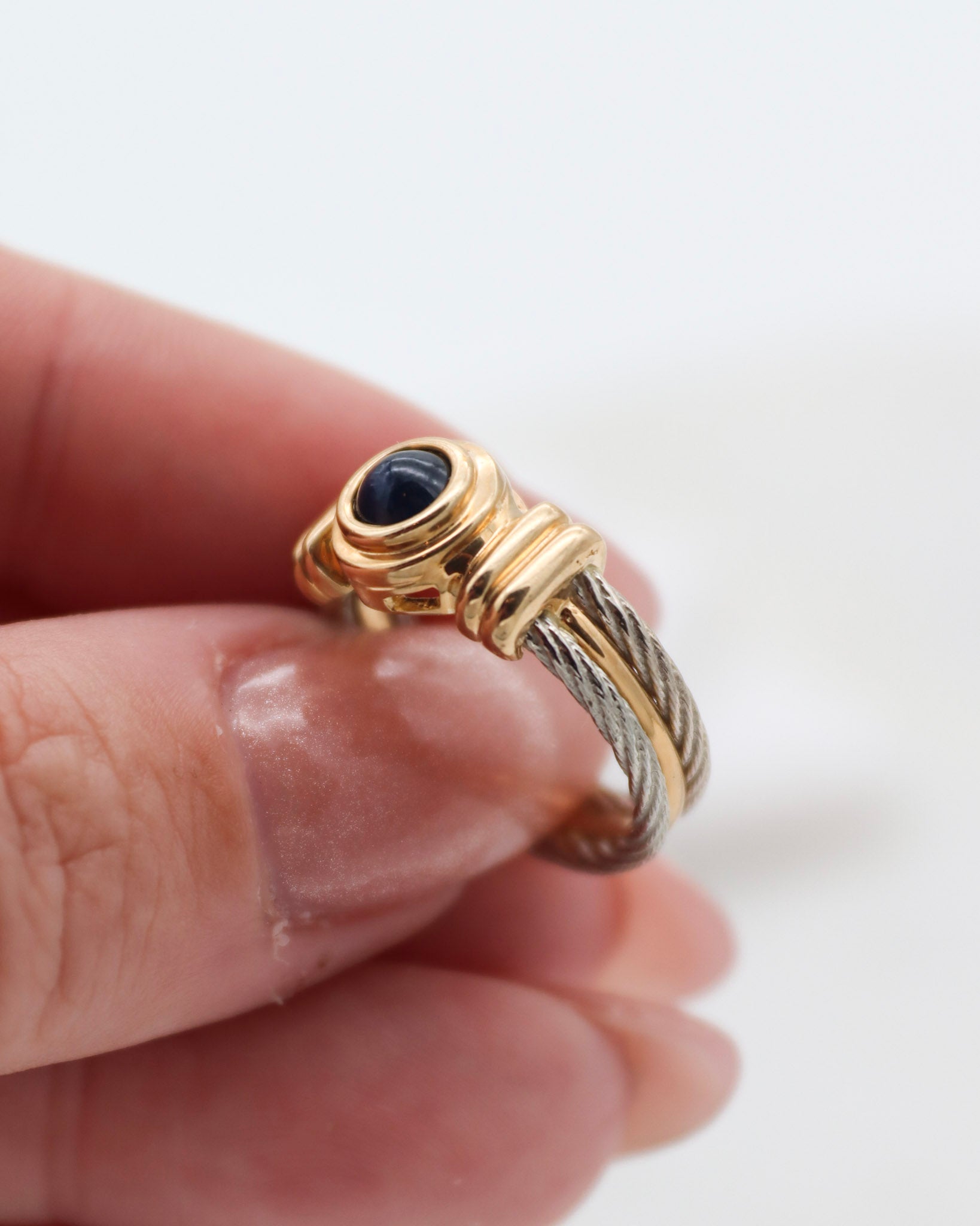 Vintage-Ring Irene mit 0.5ct Saphir in Bezel-Fassung, Bicolor-Ringschiene aus 585/-Gelbgold & Weißgelbgold – erhältlich in München und Augsburg