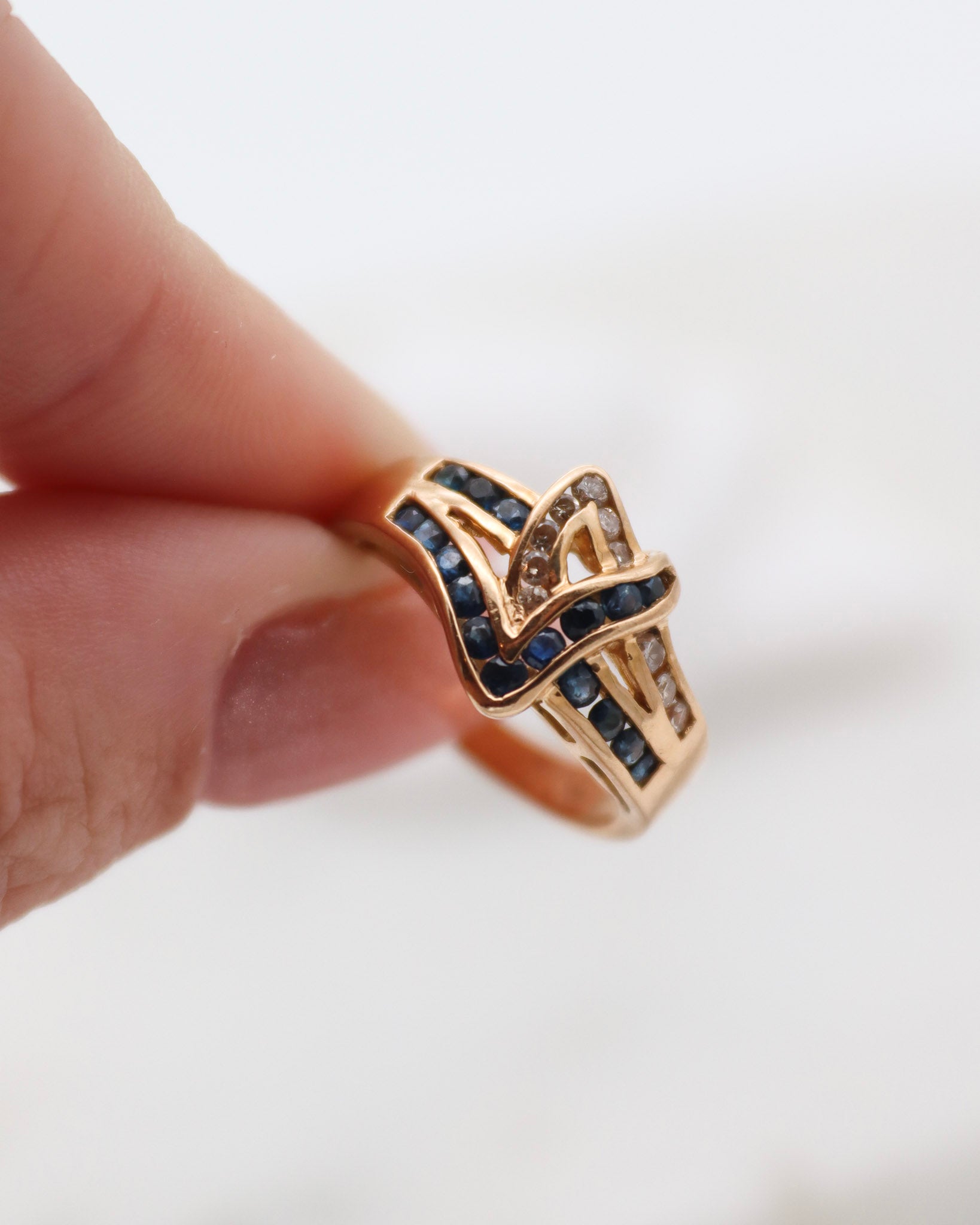 Vintage-Ring Jaqueline mit 0.20ct Saphiren & 0.15ct Brillanten, Knotendetail in 585/-Gelbgold – erhältlich in München und Augsburg