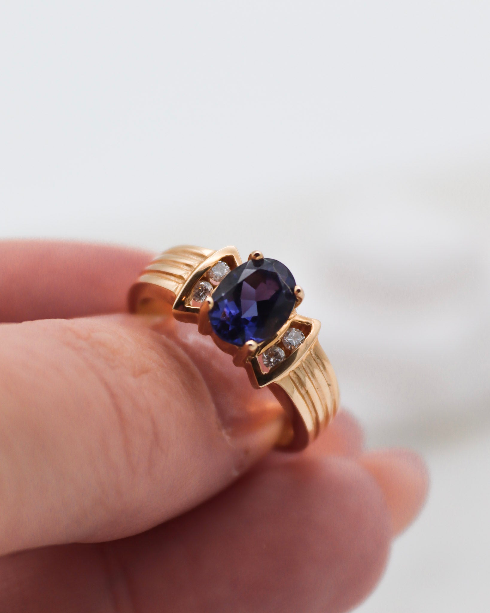 Vintage-Ring Kathleen mit 0.80ct Iolith & 0.08ct Brillanten, Bow-Tie-Rillenmuster in 585/-Gelbgold – erhältlich in München und Augsburg