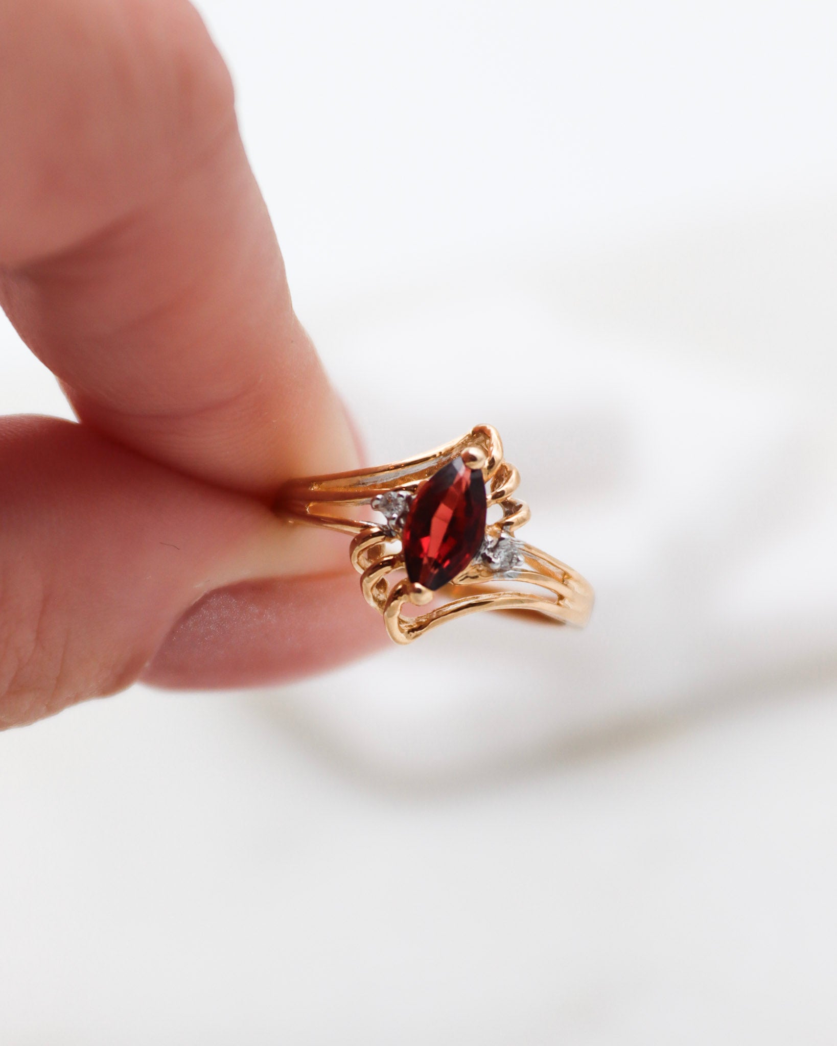 Vintage-Ring Lorraine mit 0.30ct Granat & 0.02ct Brillanten im Art-Déco-Stil, gefertigt aus 585/-Gelbgold – erhältlich in München und Augsburg