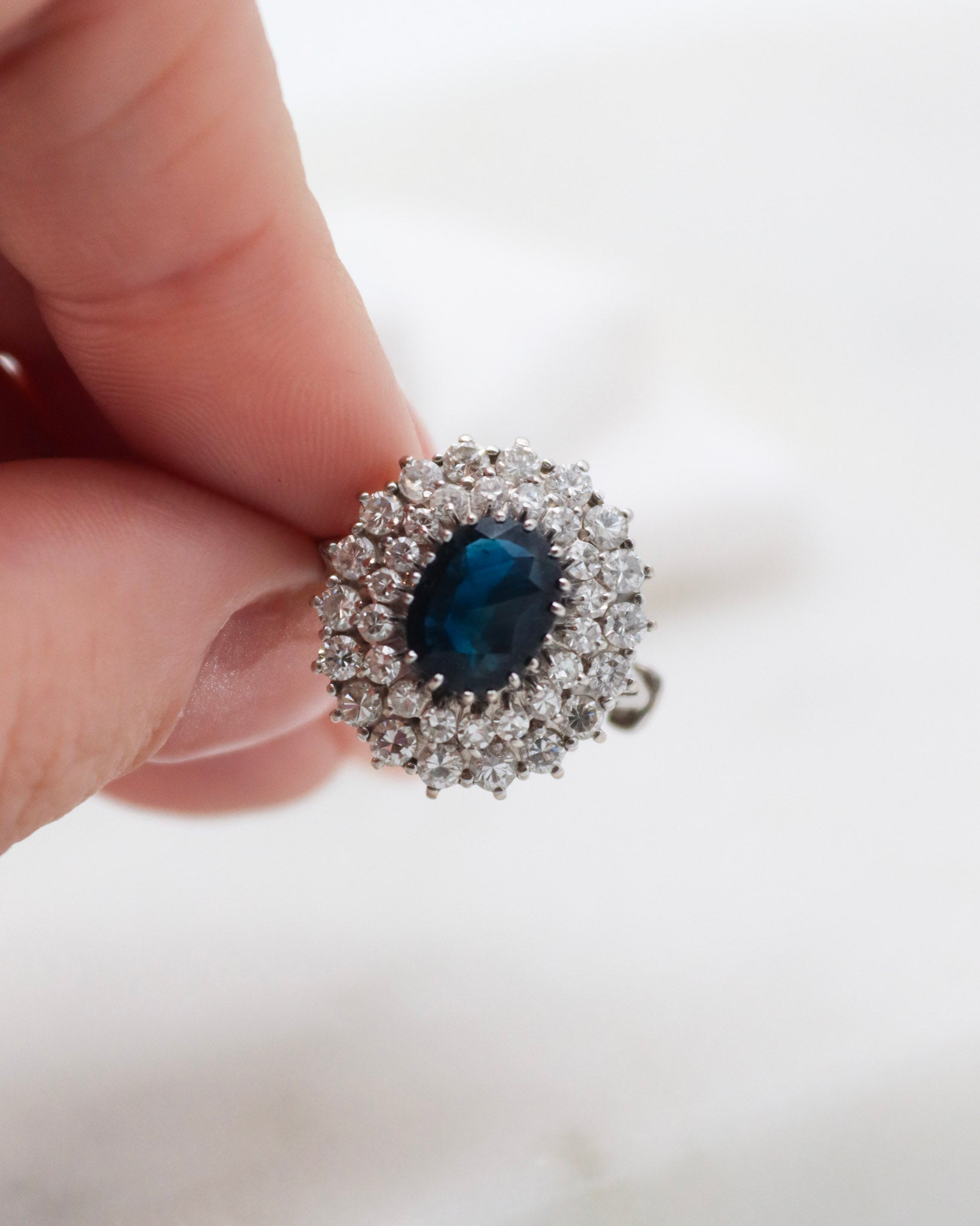 Vintage-Ring Diana mit 1.5ct Saphir, 0.54ct Brillanten & 1.26ct Diamanten im Double Halo, gefertigt aus 585/-Weißgelbgold – erhältlich in München und Augsburg