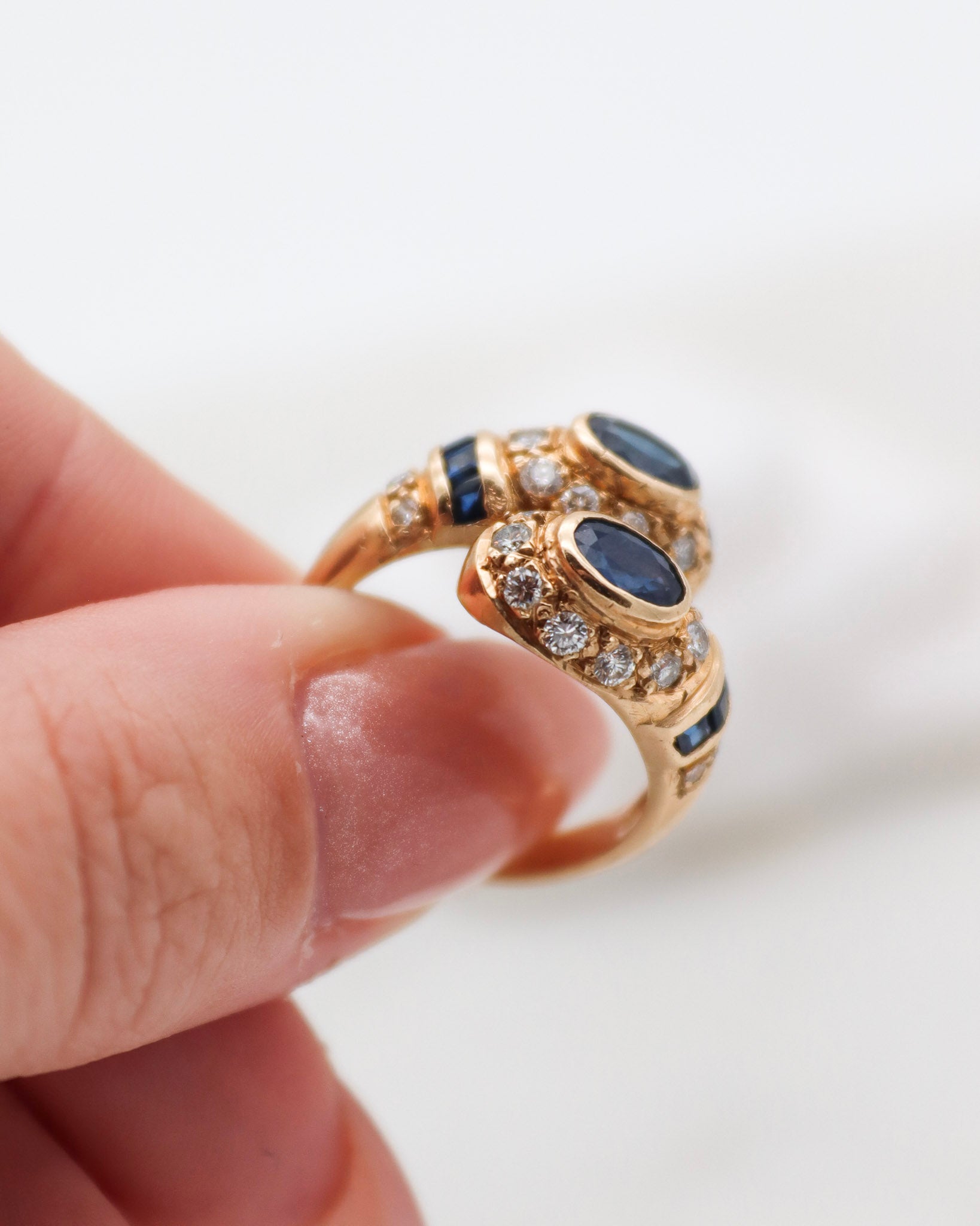 Vintage-Ring Pauline mit 0.70ct Saphiren & 0.50ct Brillanten, serpentinenförmiges Design in 585/-Gelbgold – erhältlich in München und Augsburg