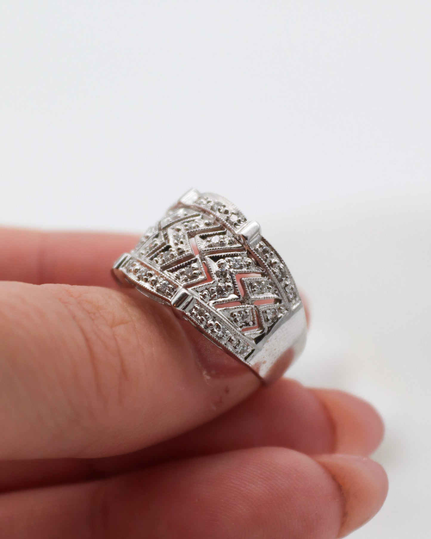Vintage-Ring Regina mit 0.22ct Brillanten, Zickzack-Design & breiter Bicolor-Ringschiene aus 585/-Weißgelbgold – erhältlich in München und Augsburg