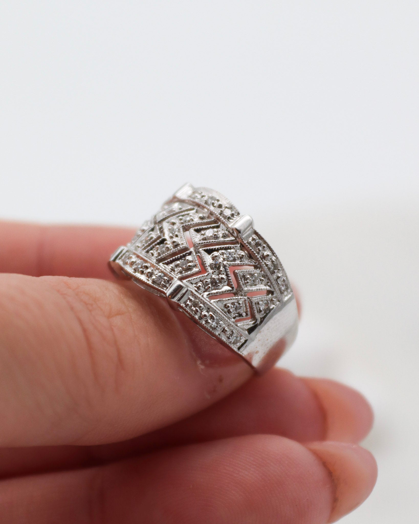 Vintage-Ring Regina mit 0.22ct Brillanten, Zickzack-Design & breiter Bicolor-Ringschiene aus 585/-Weißgelbgold – erhältlich in München und Augsburg