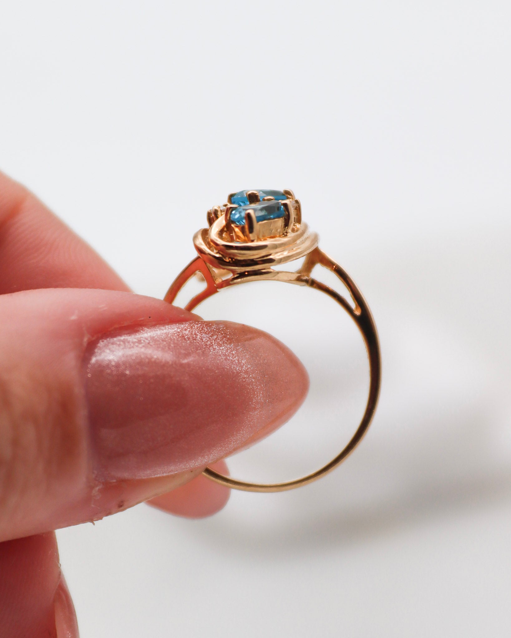 Vintage-Ring Theresa mit 0.60ct blauen Topasen & 0.05ct Brillanten, geschwungene Ringschiene aus 585/-Gelbgold – erhältlich in München und Augsburg
