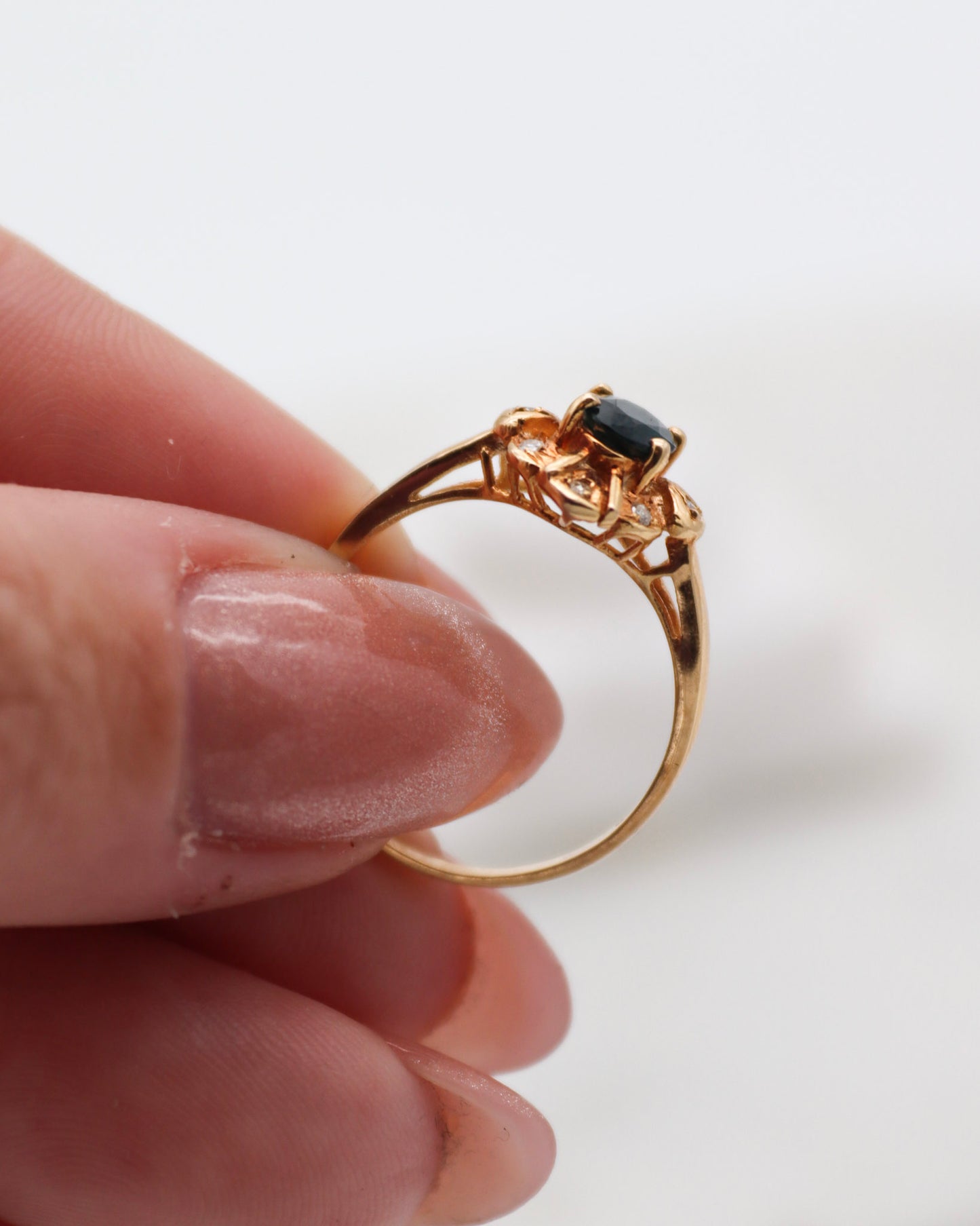 Vintage-Ring Vera mit 0.85ct Saphir & 0.07ct Brillanten im gregorianischen Halo, gefertigt aus 585/-Gelbgold – erhältlich in München und Augsburg