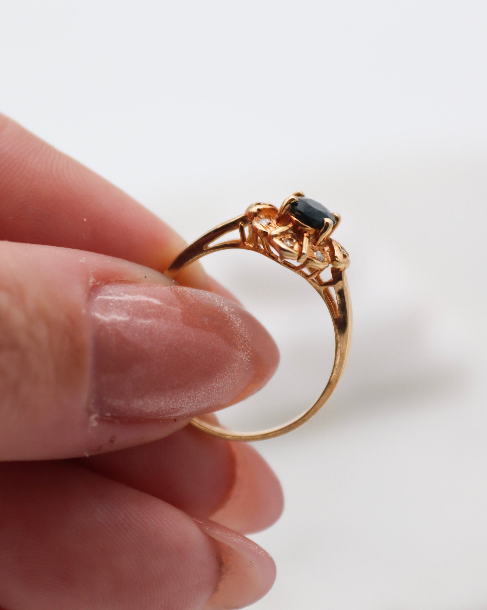 Vintage-Ring Vera mit 0.85ct Saphir & 0.07ct Brillanten im gregorianischen Halo, gefertigt aus 585/-Gelbgold – erhältlich in München und Augsburg