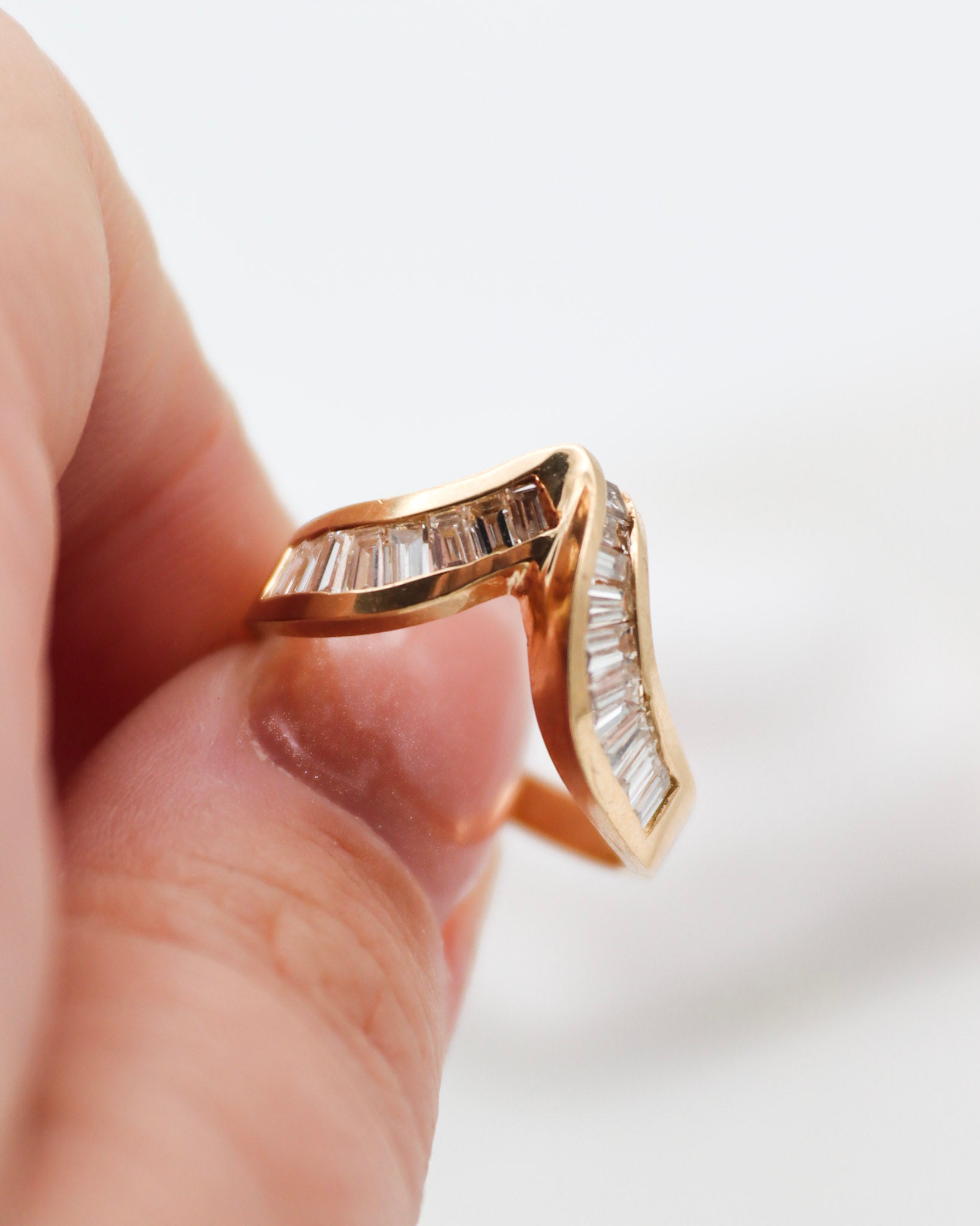 Vintage-Ring Beatrix mit 1.75ct Baguette- & Tapered-Diamanten in Invisible Setting, geschwungener Schwungring aus 585/-Gelbgold – erhältlich in München und Augsburg