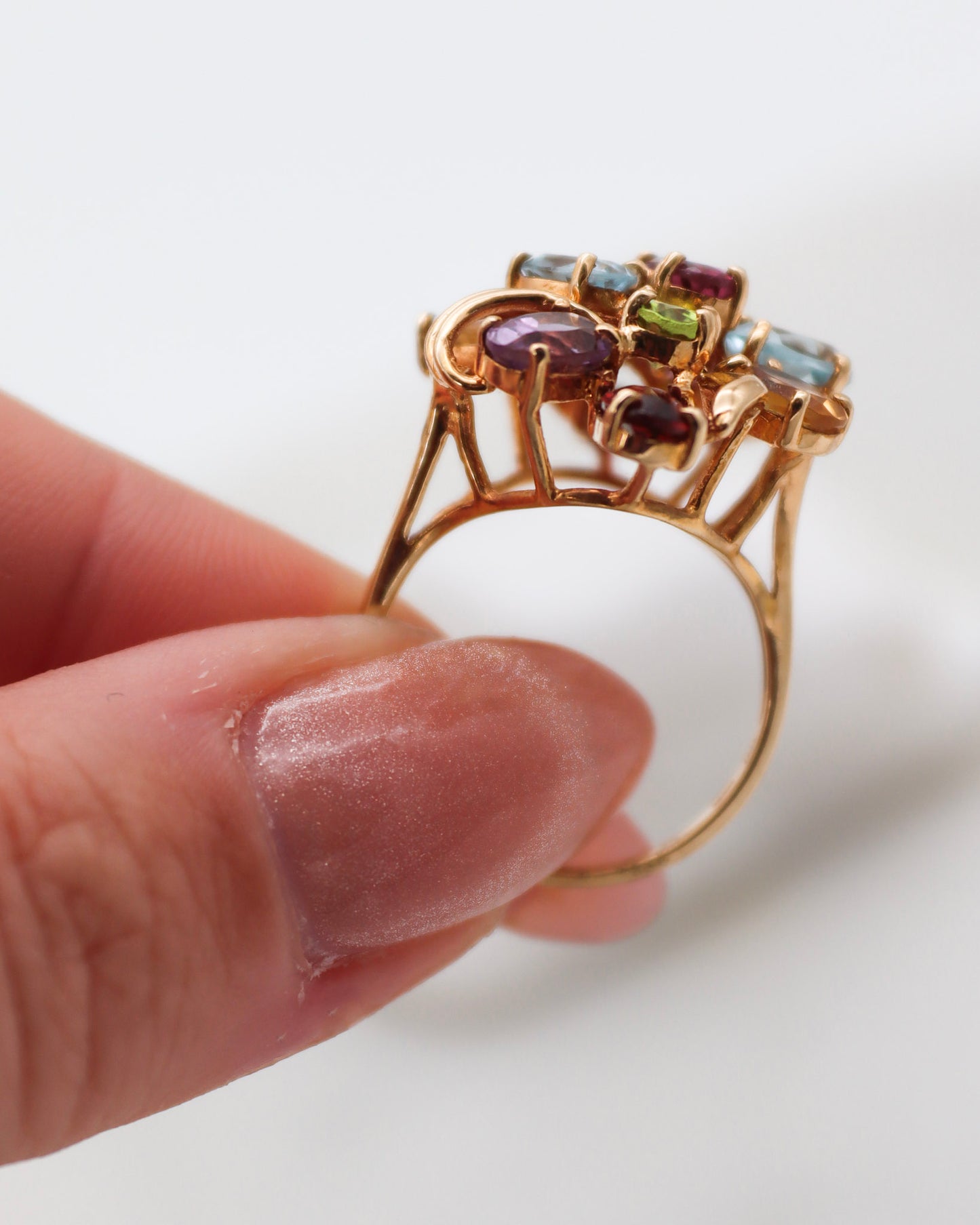 Vintage-Ring Colette mit Aquamarinen, Amethysten, Granaten, Peridots & Citrinen in floraler Anordnung aus 585/-Gelbgold – erhältlich in München und Augsburg
