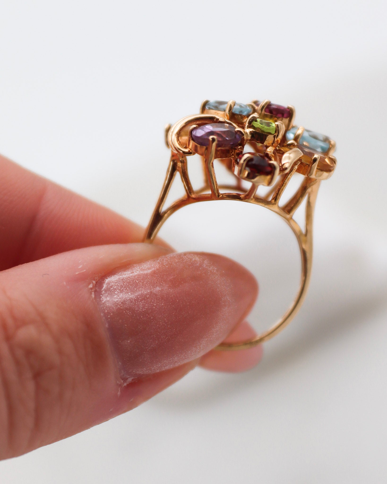 Vintage-Ring Colette mit Aquamarinen, Amethysten, Granaten, Peridots & Citrinen in floraler Anordnung aus 585/-Gelbgold – erhältlich in München und Augsburg