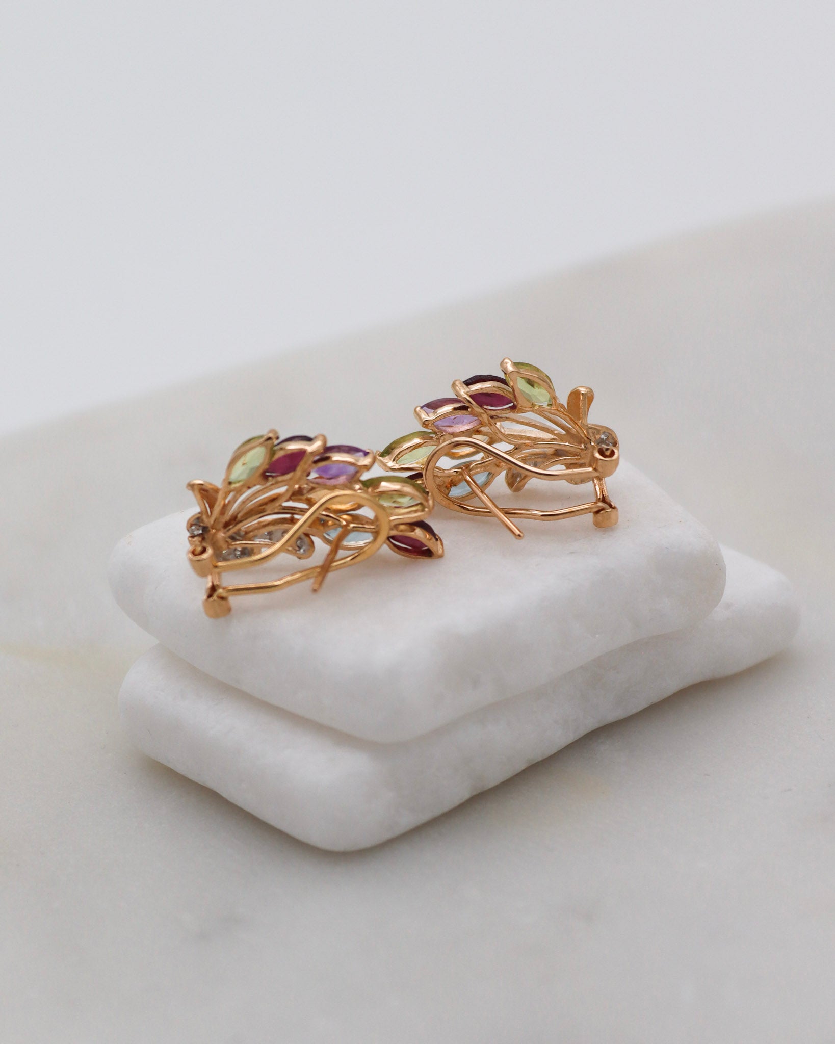 Colette Vintage-Ohrringe mit Peridots, Granaten, Amethyst, Citrin & Diamanten in 585/-Gelbgold, florales Design – erhältlich in München und Augsburg