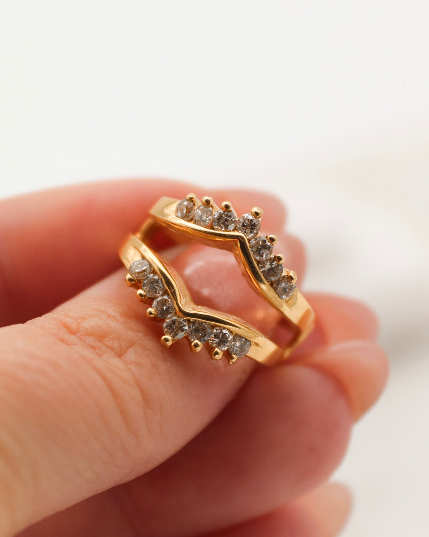Vintage-Ring Genevieve mit 0.72ct Brillanten (W/P1), gespaltene Guardring-Ringschiene aus 585/-Gelbgold – erhältlich in München und Augsburg