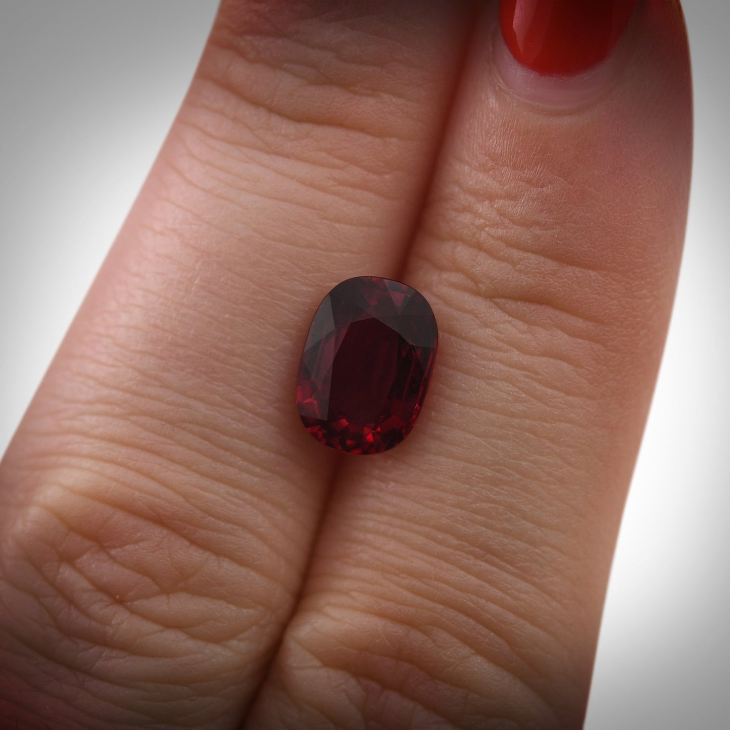 3,03 Karat roter MOSAMBIK-Kissenrubin AGL