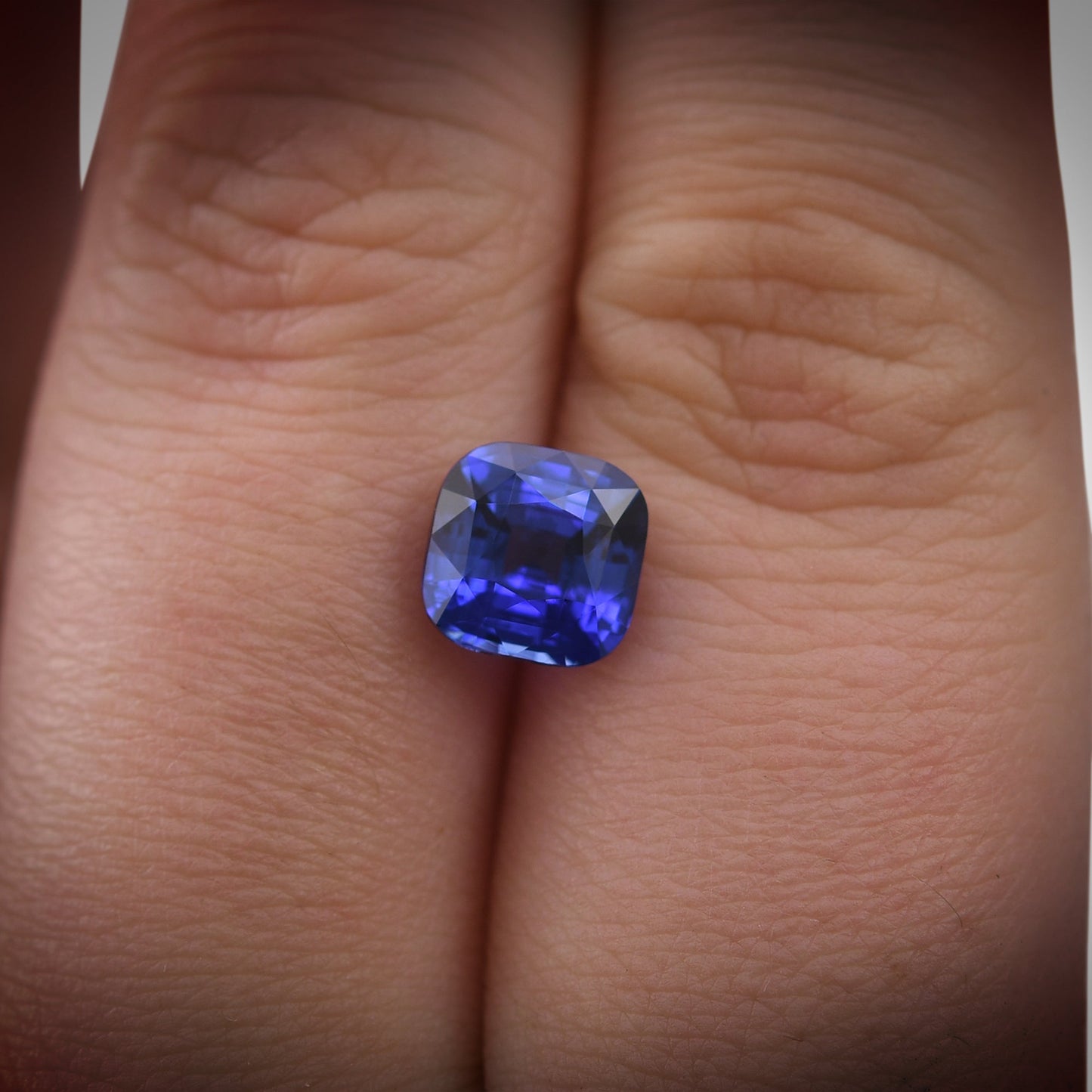 3,04 Karat blauer Madagaskar-Kissen-Saphir CD