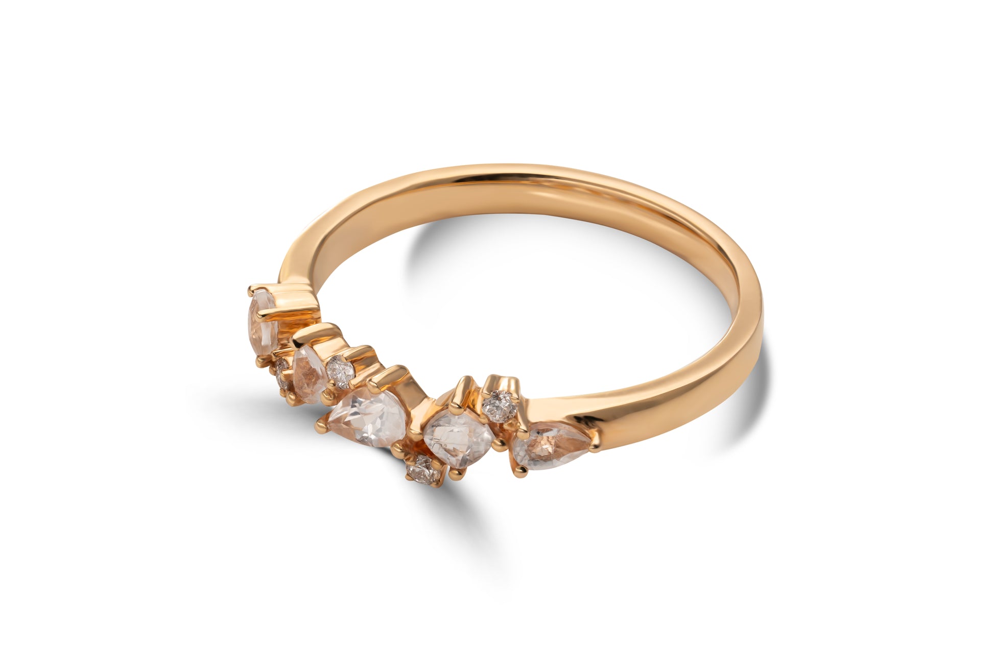 Verlobungsring Vivienne mit 0.50ct Topasen & 0.04ct Brillanten – kreatives Design, exklusiv in München & Augsburg entdecken.