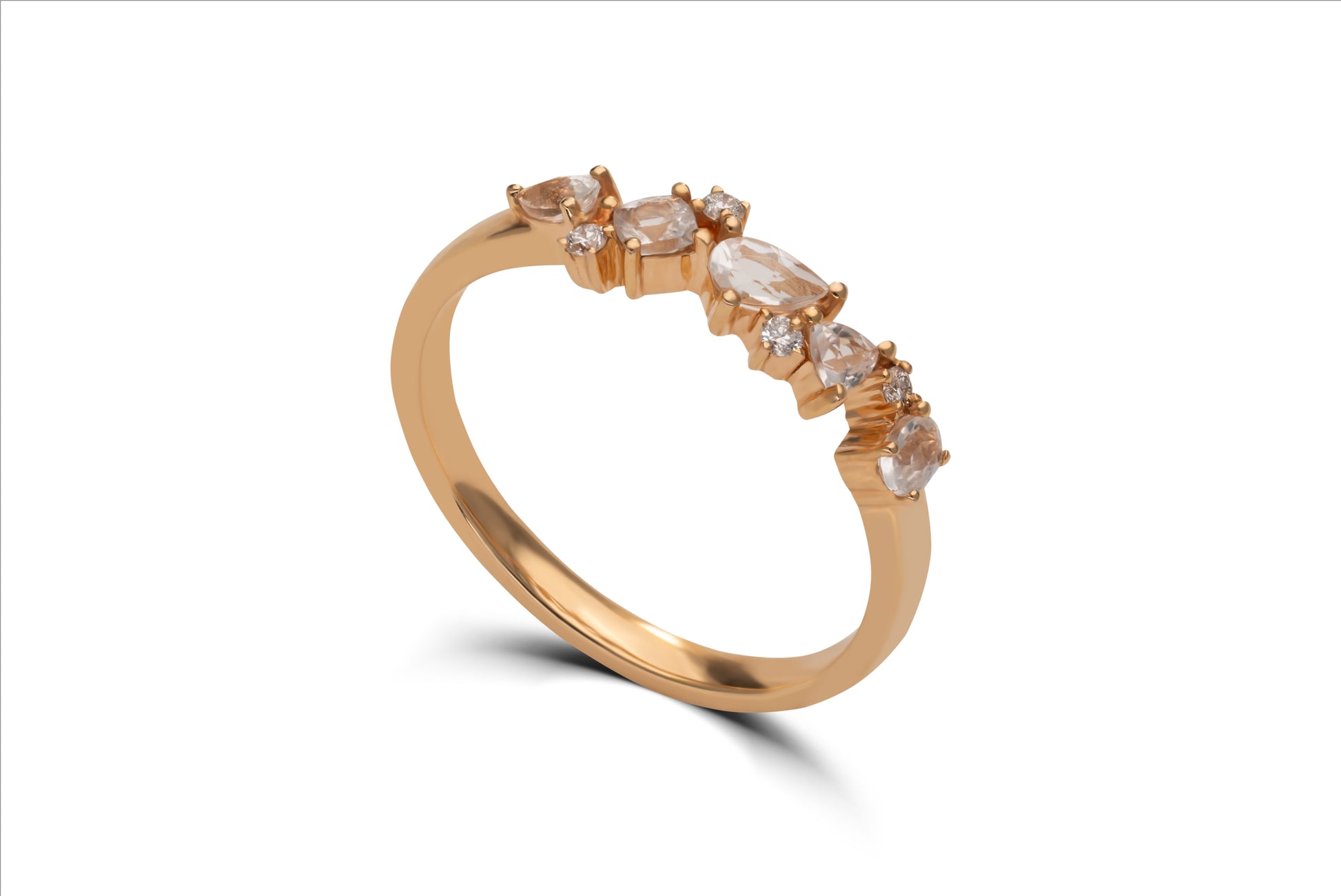 Verlobungsring Vivienne mit 0.50ct Topasen & 0.04ct Brillanten – kreatives Design, exklusiv in München & Augsburg entdecken.