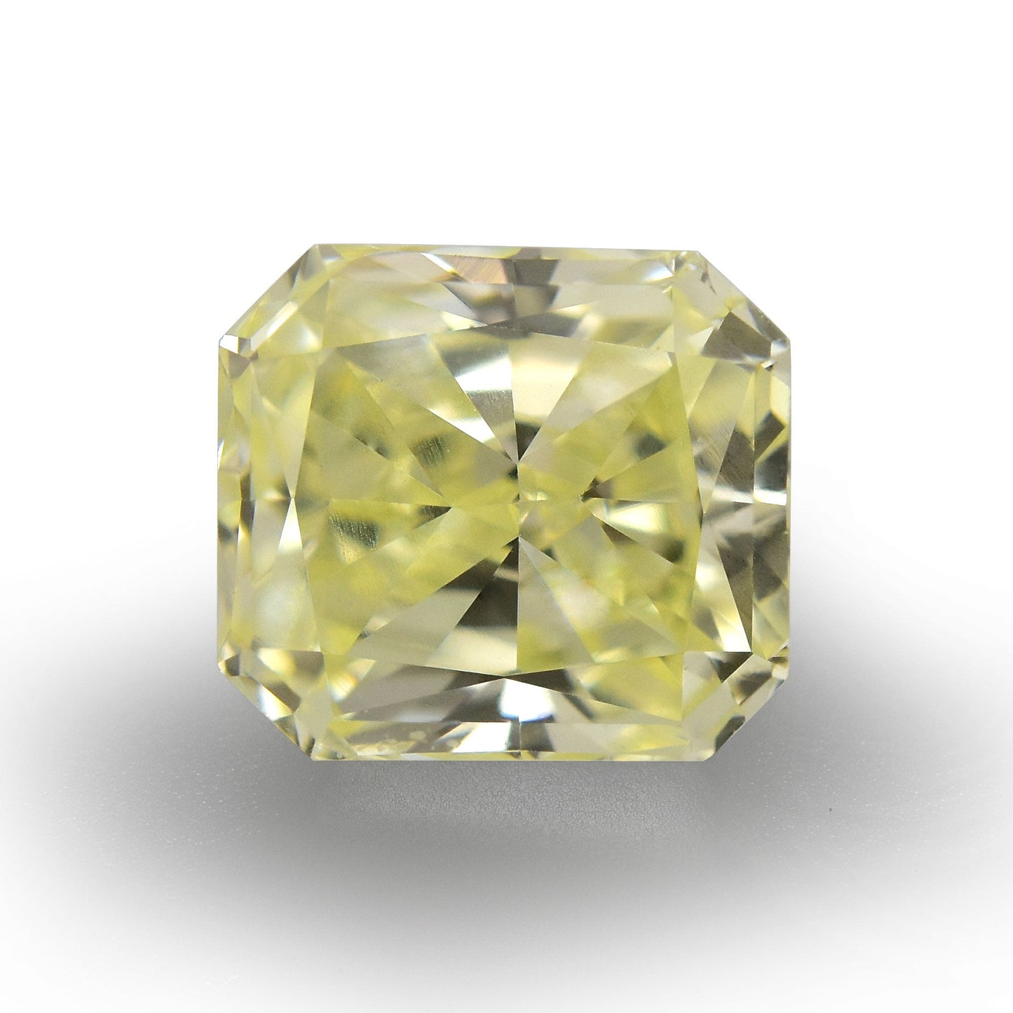0,60 Karat Fancy Light Yellow Radiant (VS1)