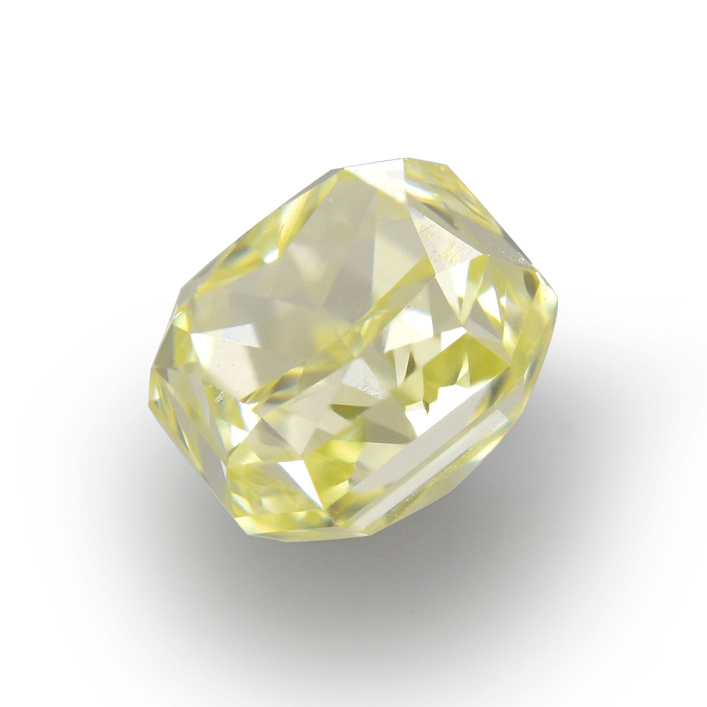 0,55 Karat Fancy Light Yellow Radiant (SI1)