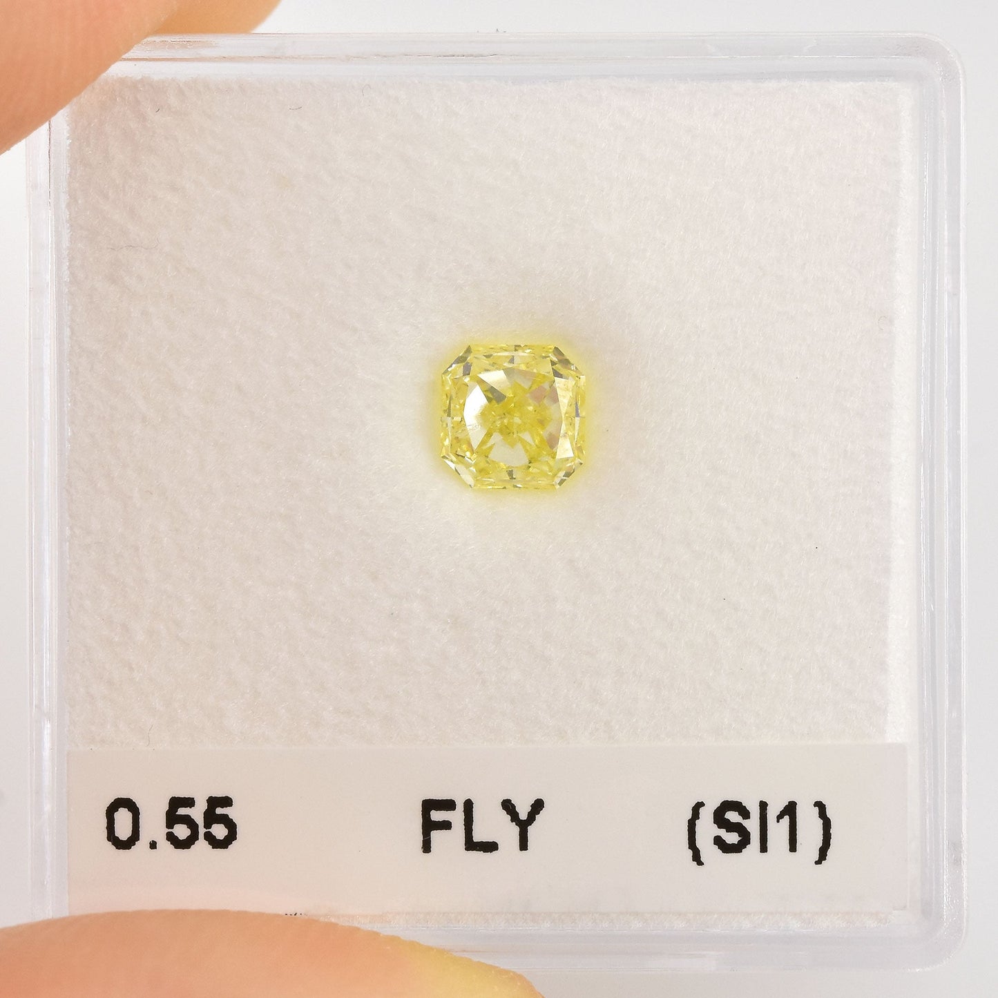 0,55 Karat Fancy Light Yellow Radiant (SI1)