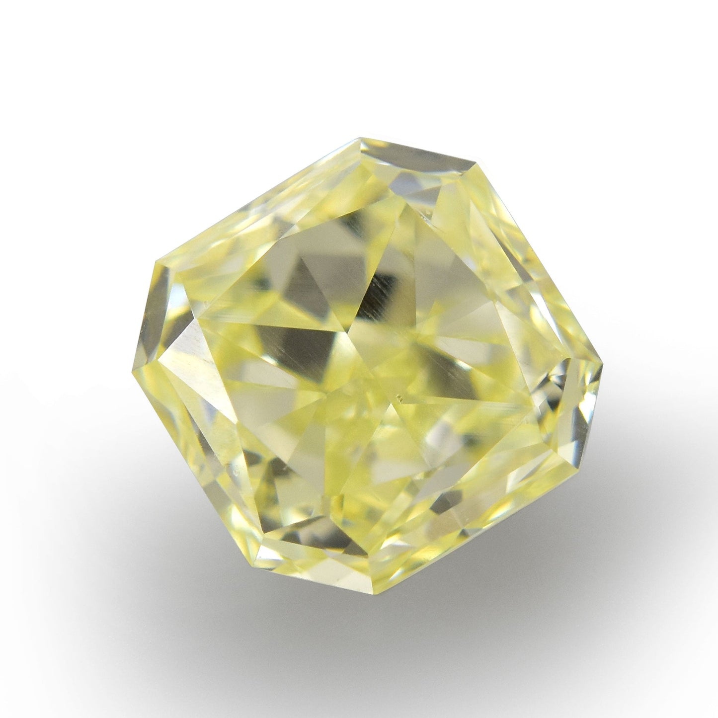 0,55 Karat Fancy Light Yellow Radiant (SI1)