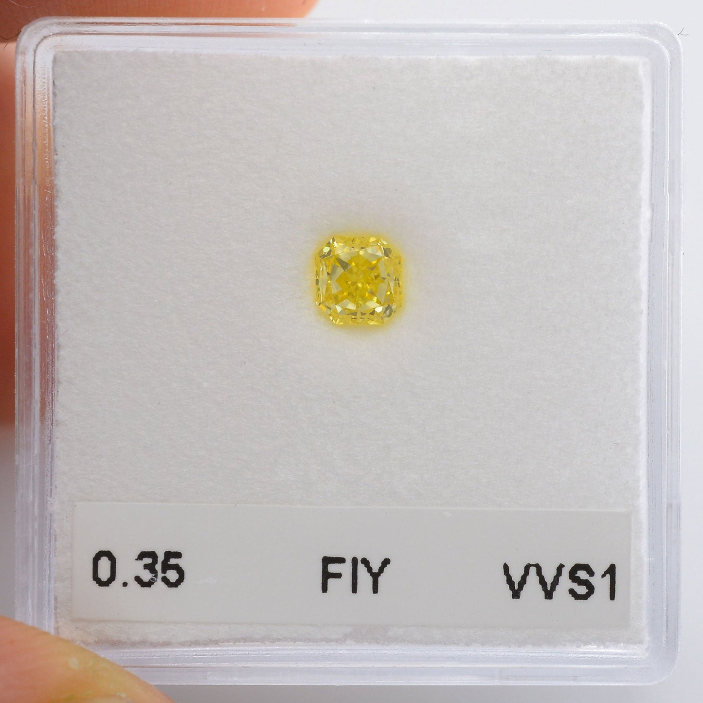 0,35 Karat Fancy Intense Yellow Radiant VVS1 IGI
