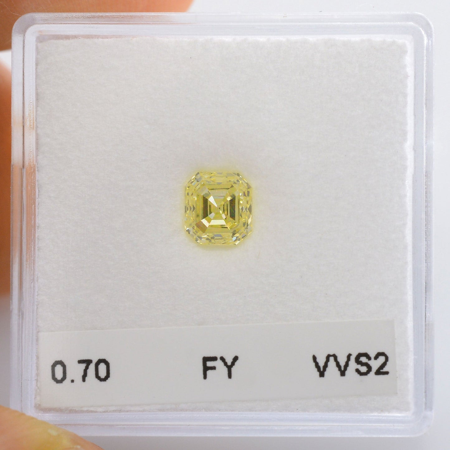 0,70 Karat Fancy Yellow Emerald Diamond VVS2 IGI