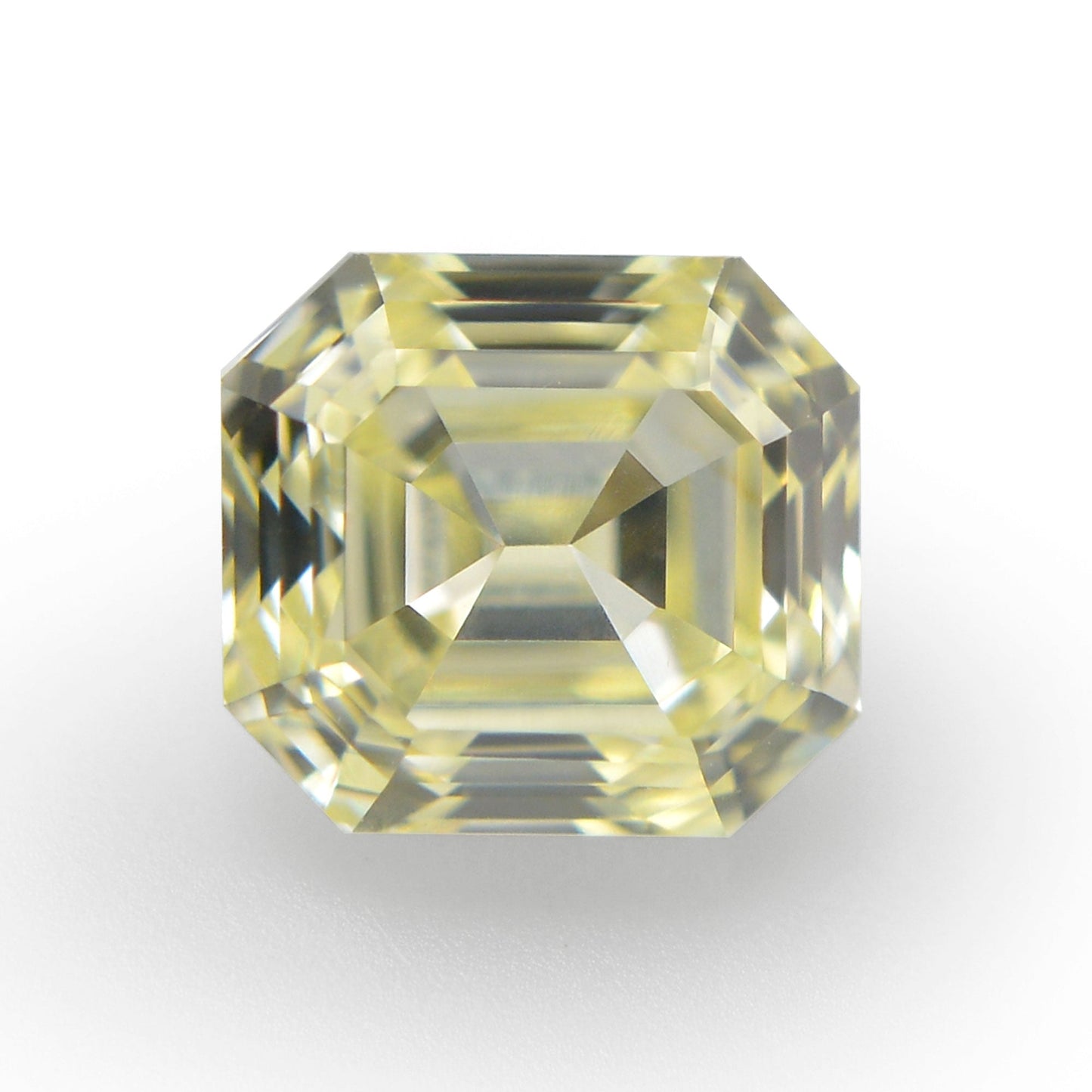 0,56 Karat Fancy Light Yellow Emerald Diamond VVS2 IGI