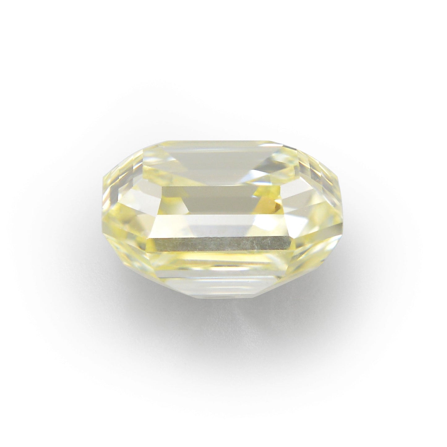 0,56 Karat Fancy Light Yellow Emerald Diamond VVS2 IGI